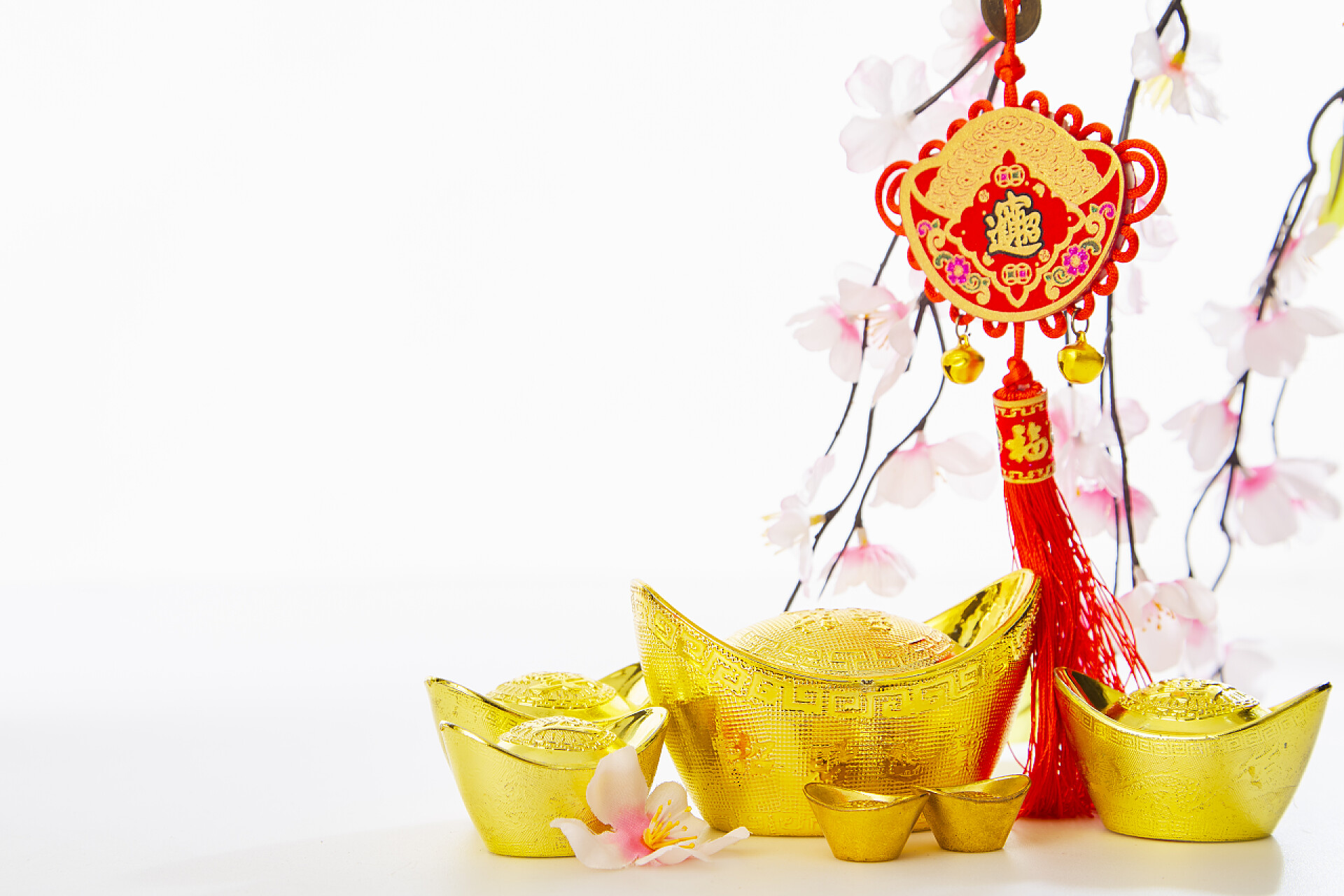 白色背景下的中国新年装饰品庆祝节日