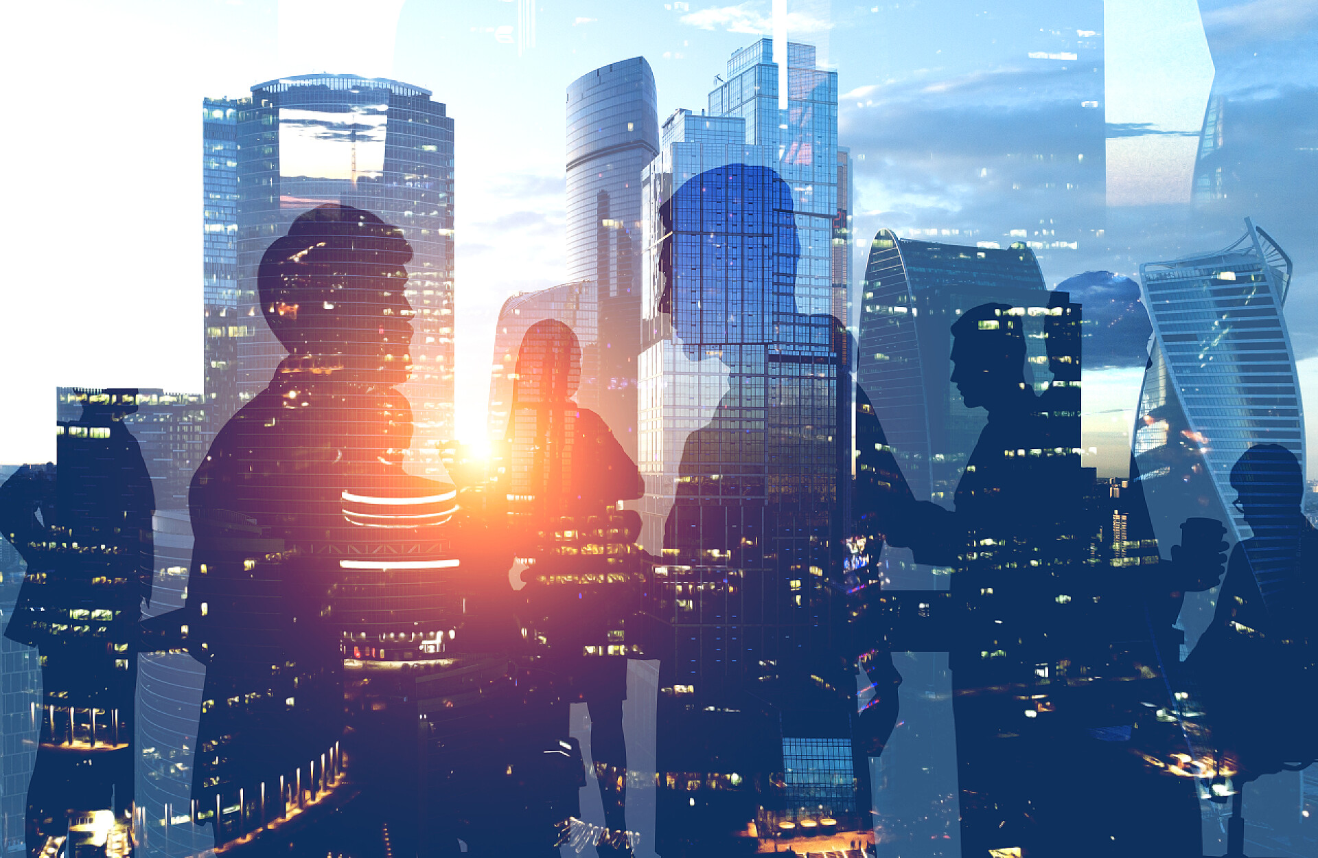 现代化城市背景中的商务人士剪影