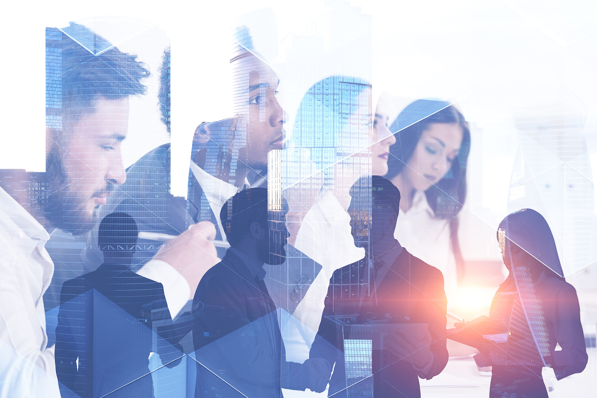 现代化建筑中的商务人士剪影