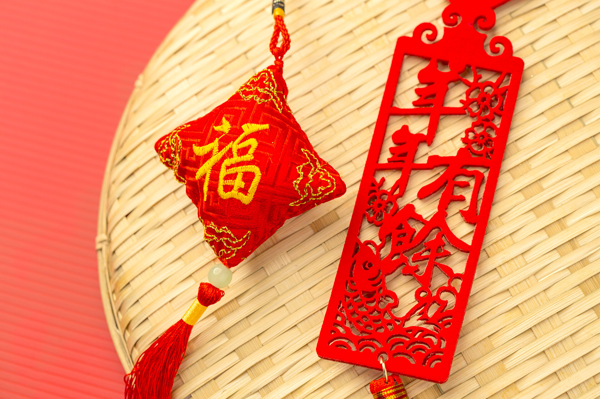 竹筐上的新年挂件庆祝节日
