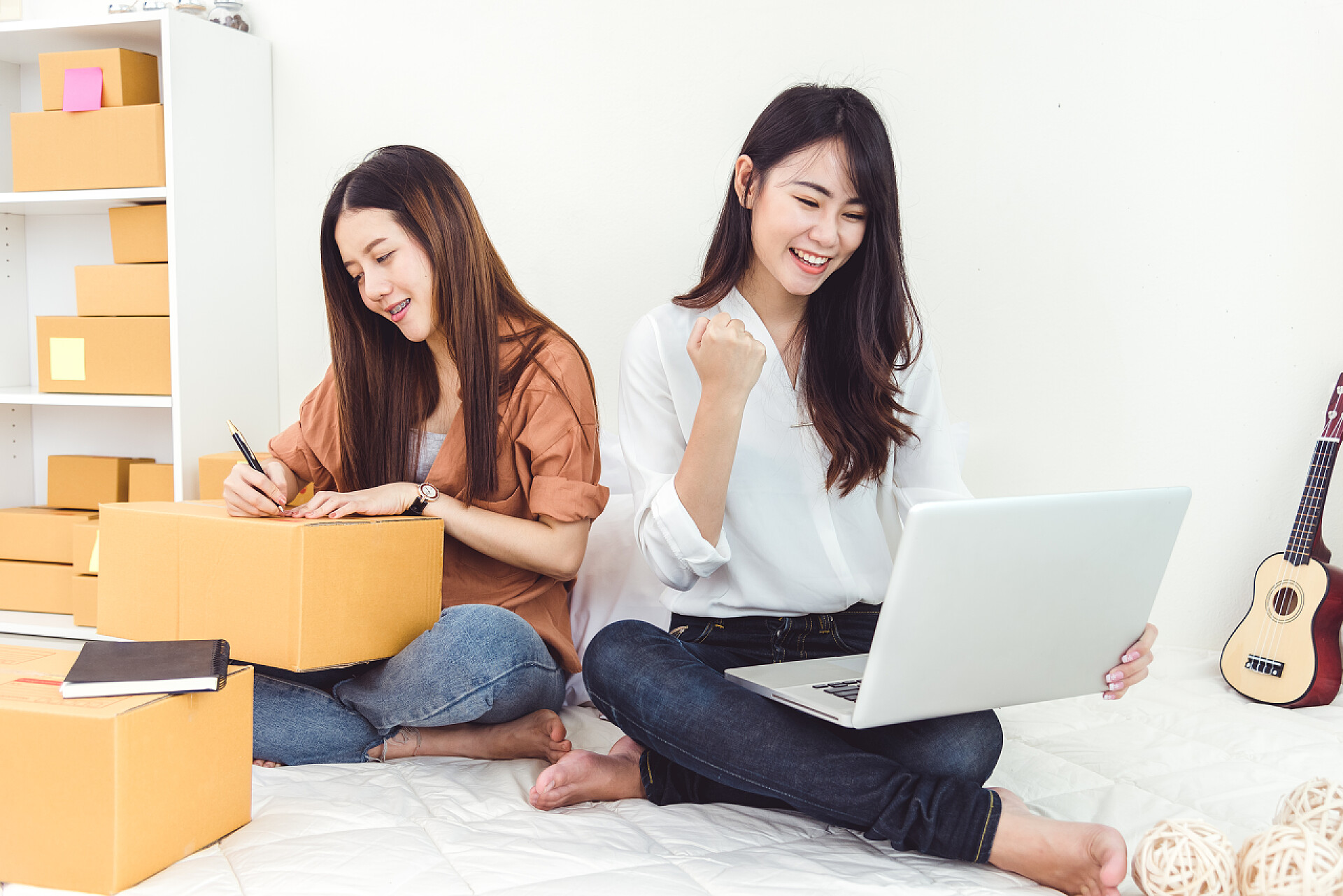 两个年轻女性在线上办公在线营销