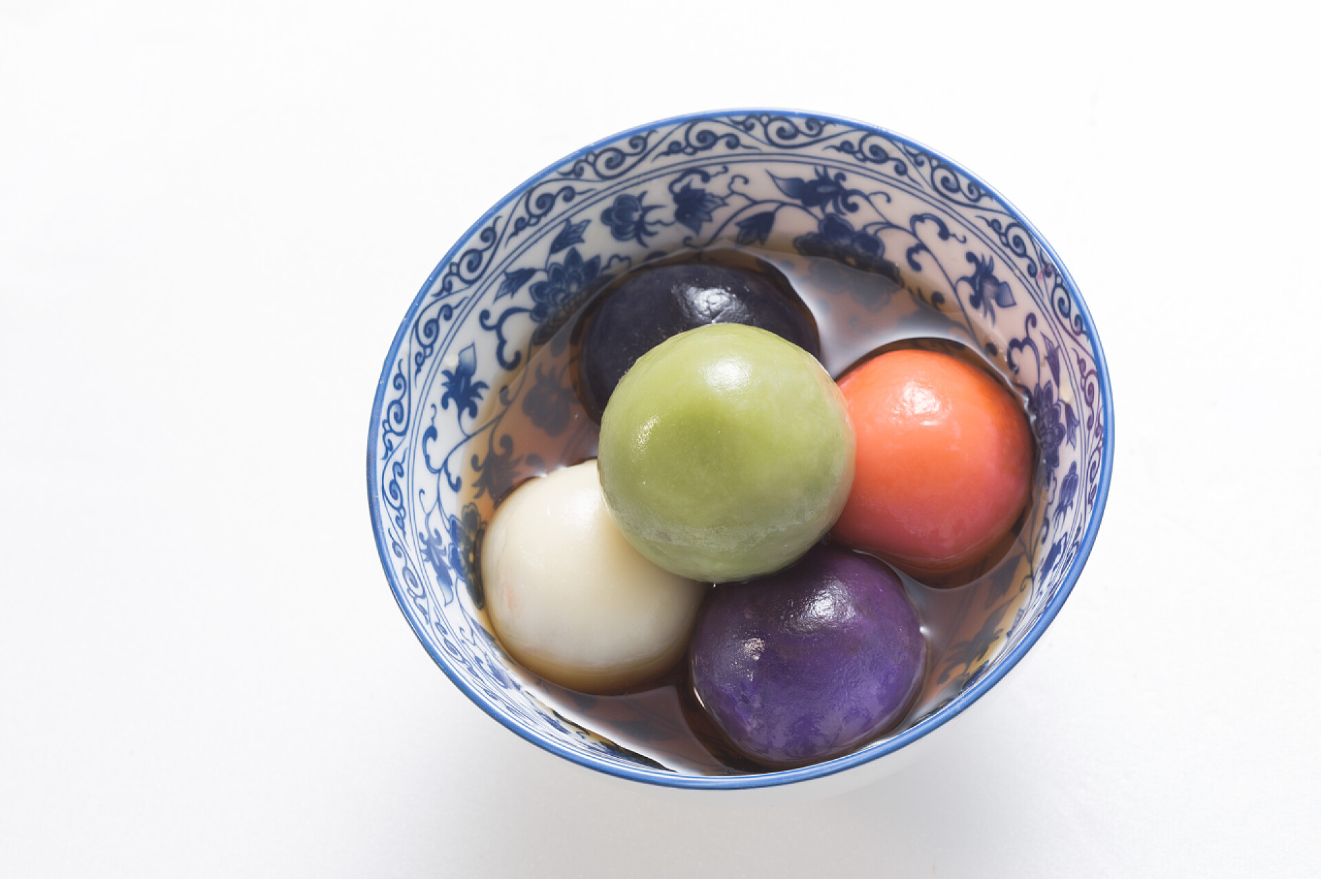 白色背景上一碗美味的汤圆美食食物