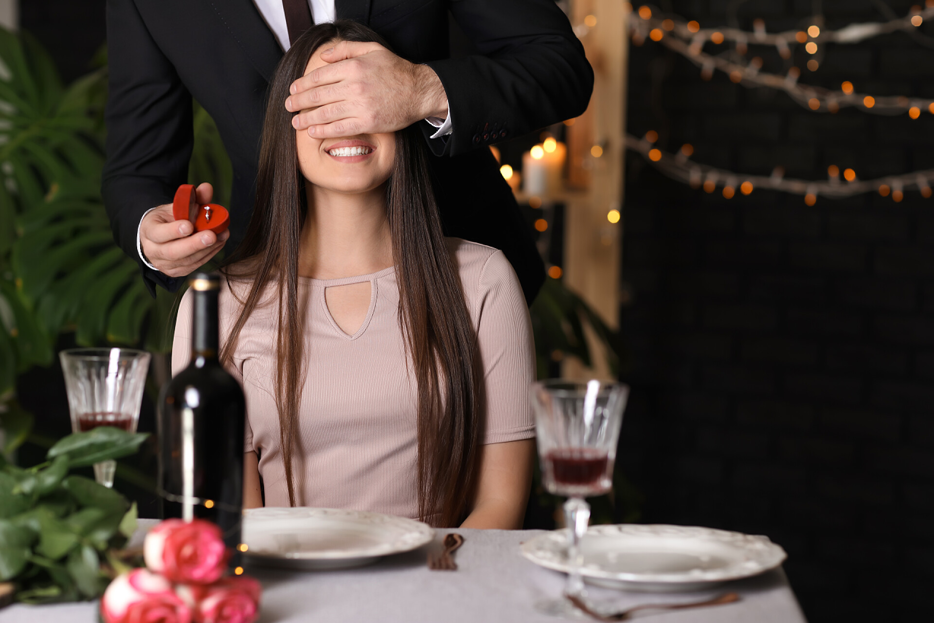 年轻人在餐馆向他心爱的人求婚