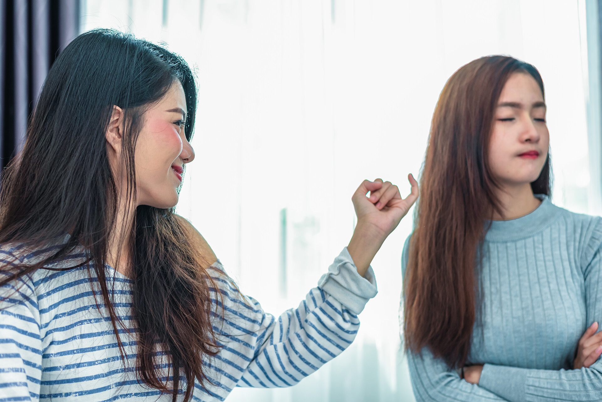 闺蜜争吵后求和解的特写镜头