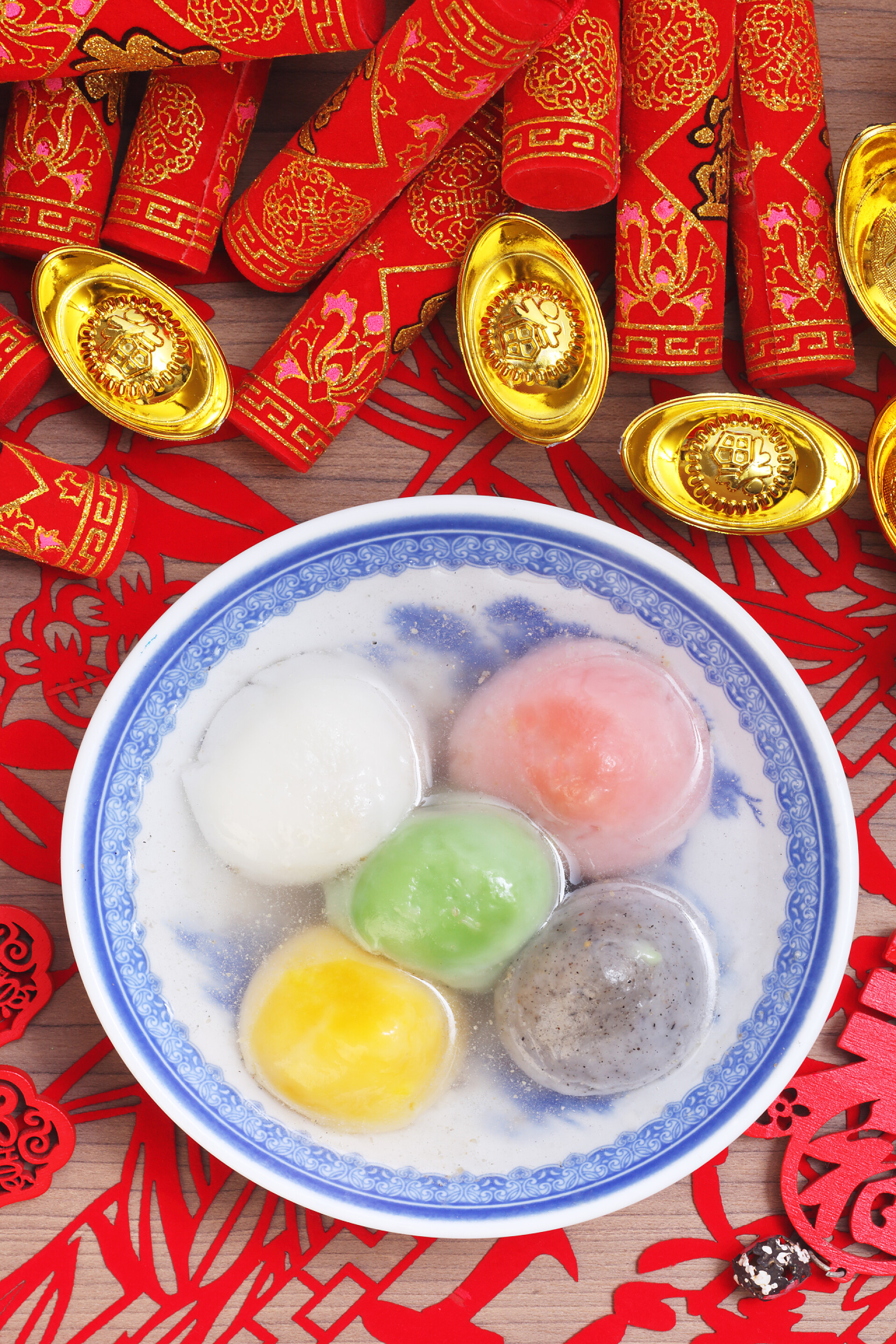 中国春节桌子上的一碗汤圆美食食物