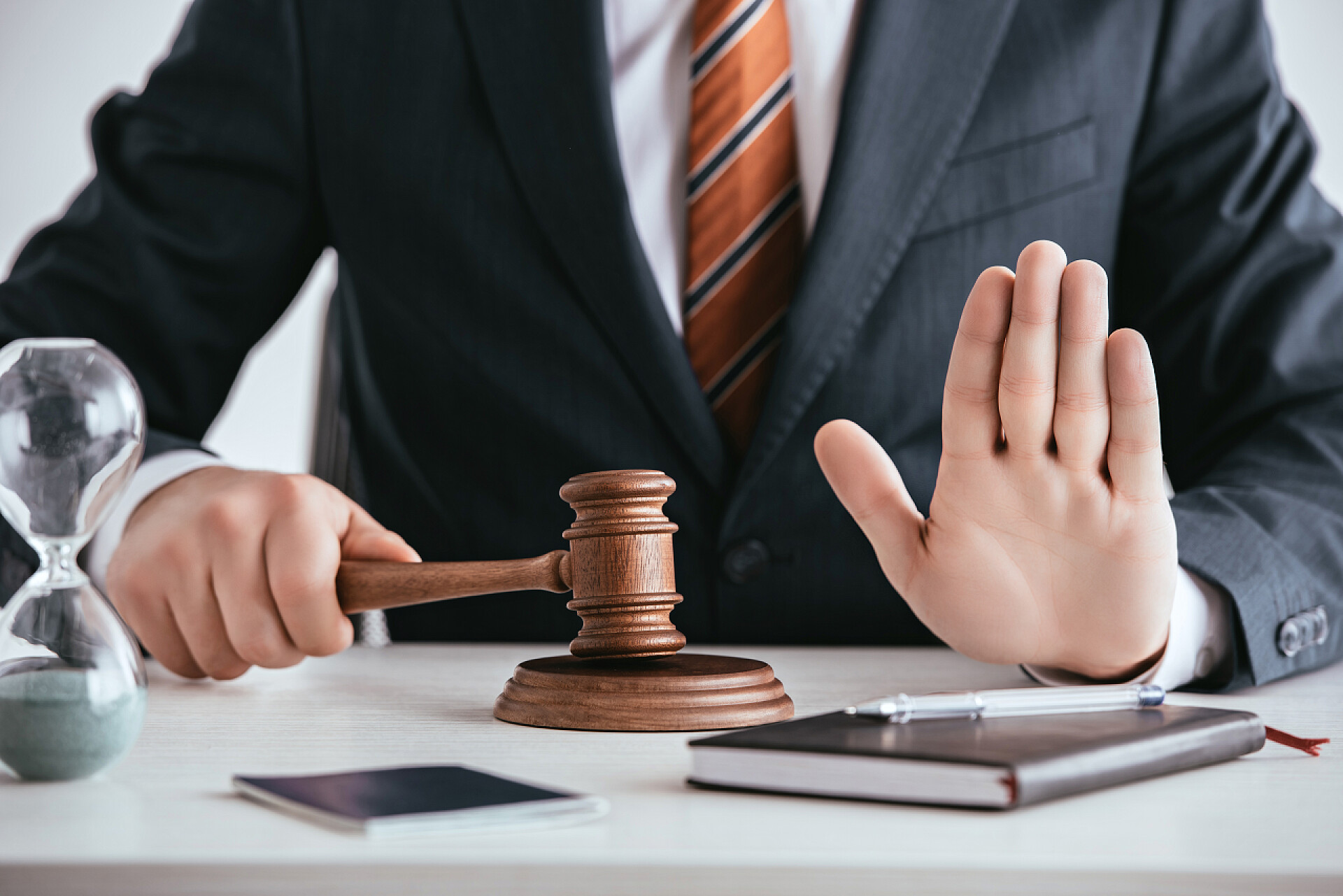 法官拿着木锤做禁止手势法律法规