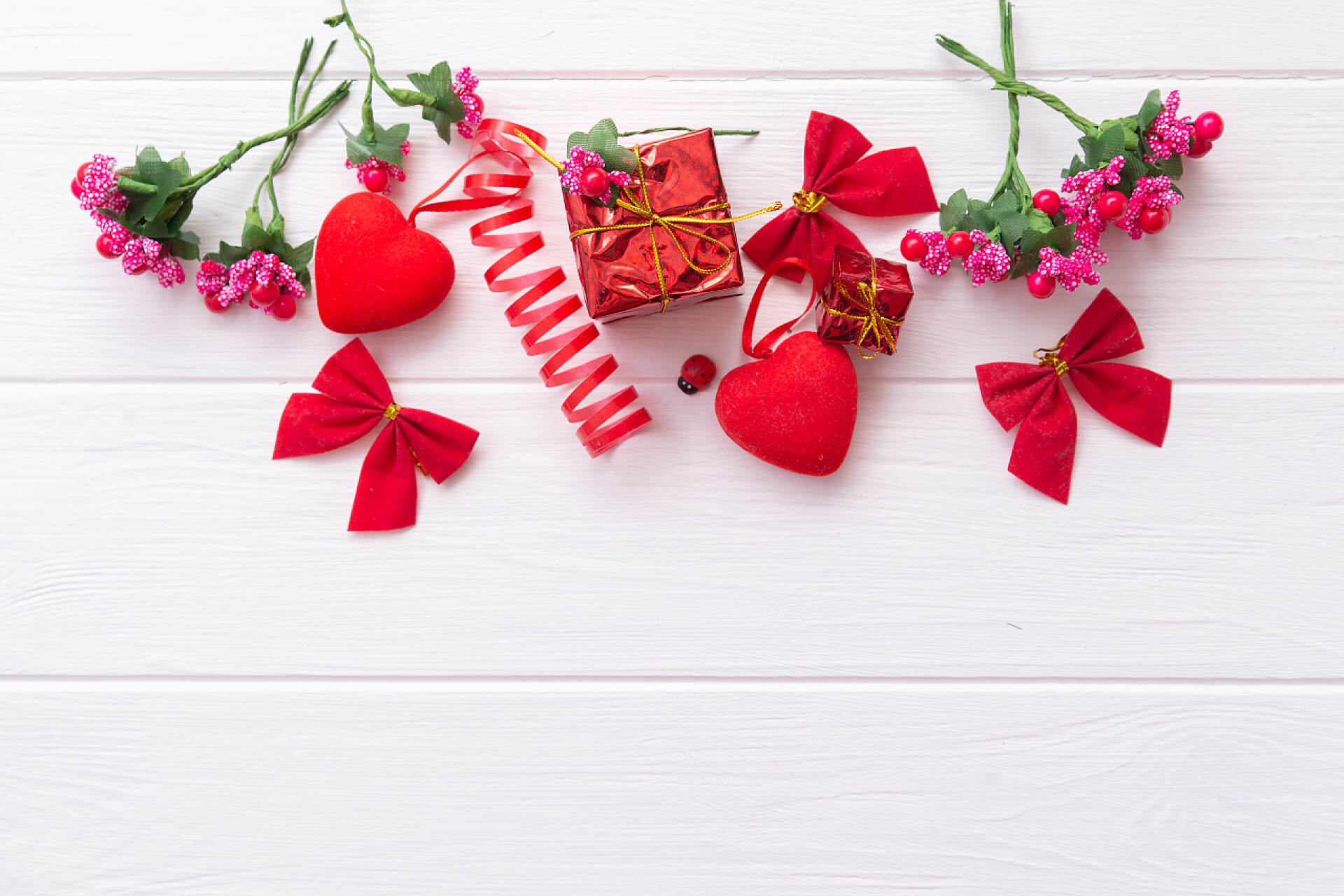 白色背景上的情人节装饰品节日庆祝