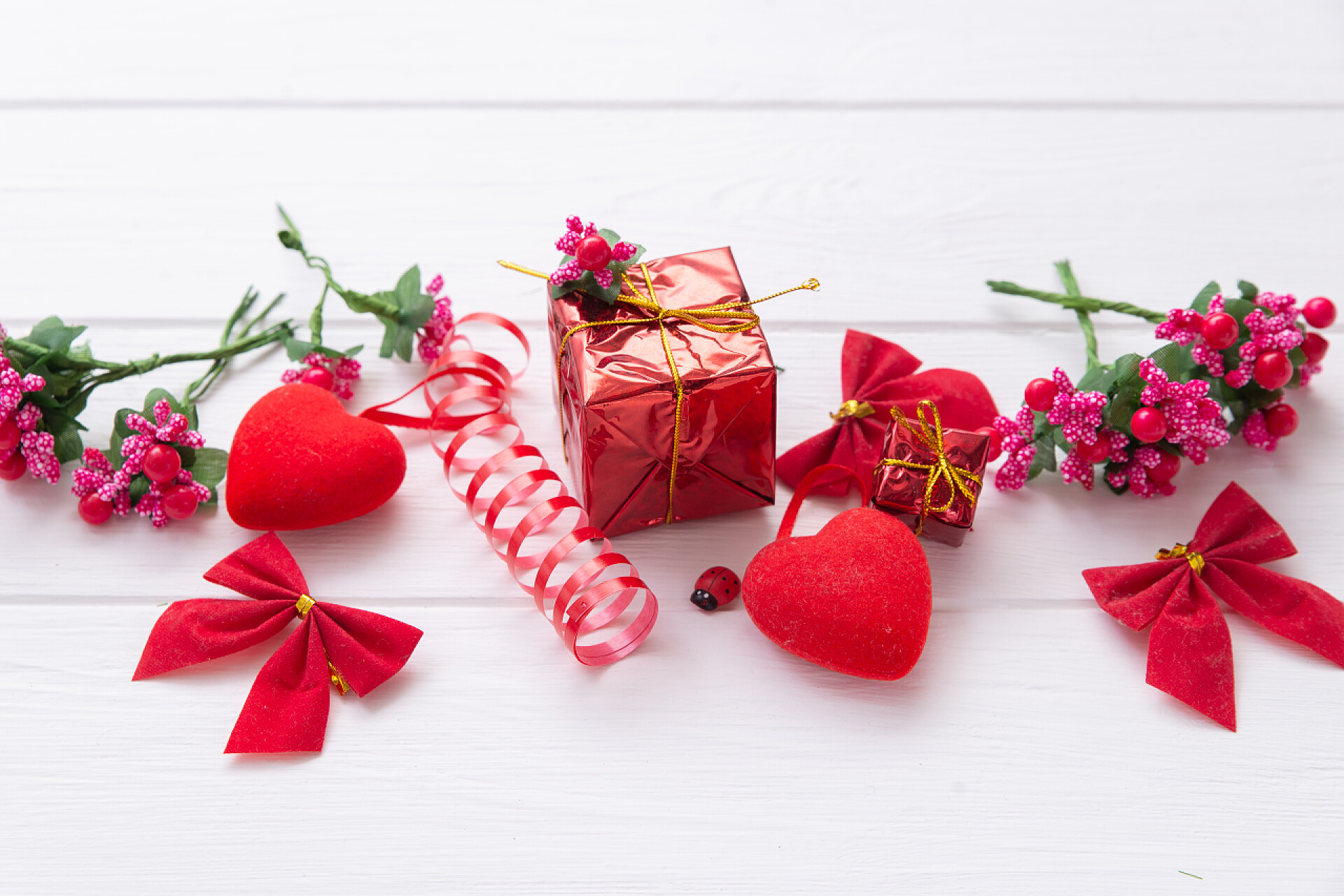 白色背景上的情人节装饰品节日庆祝