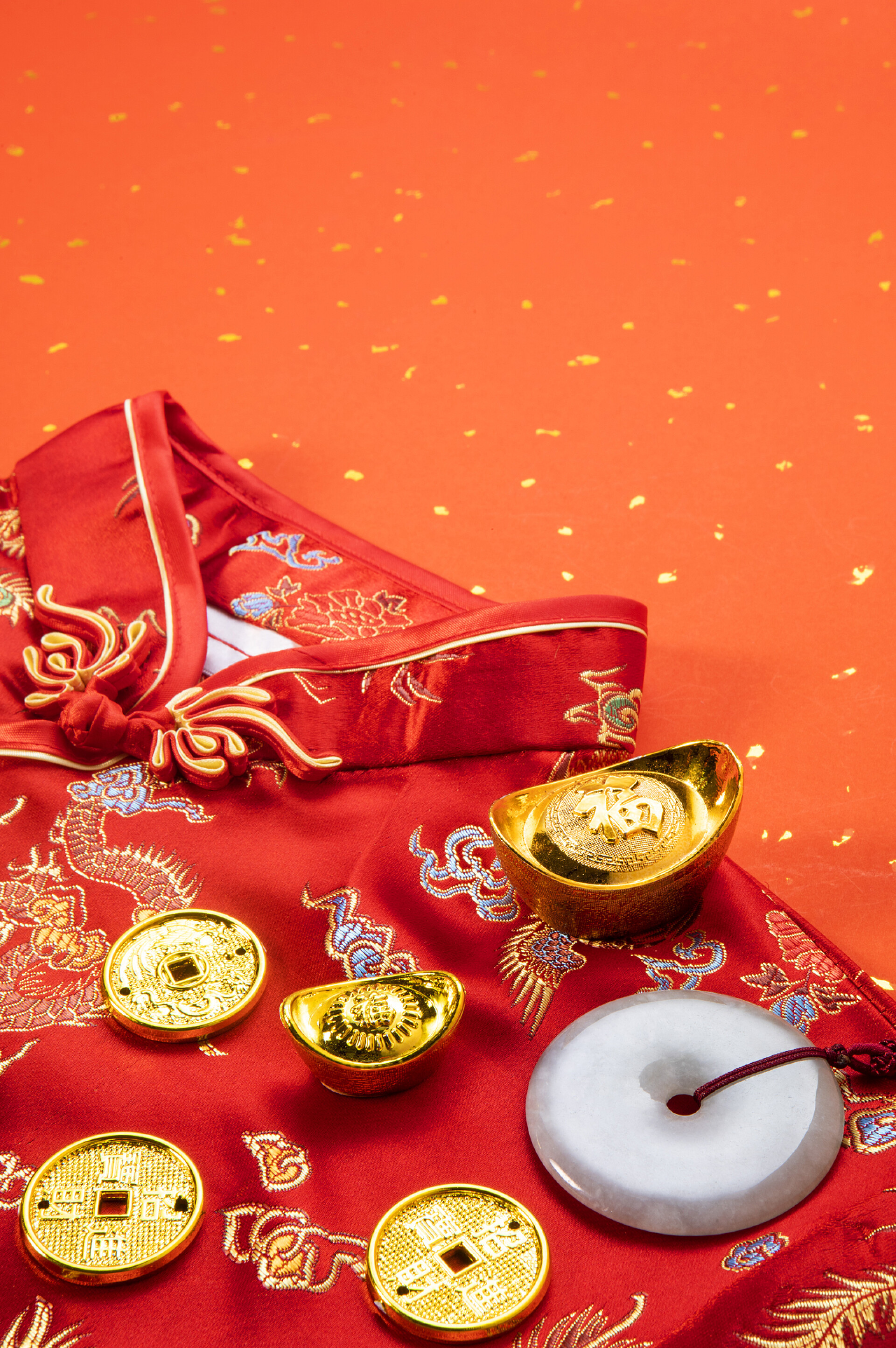 红色喜庆的中国传统服饰铜钱元宝玉佩节日庆祝
