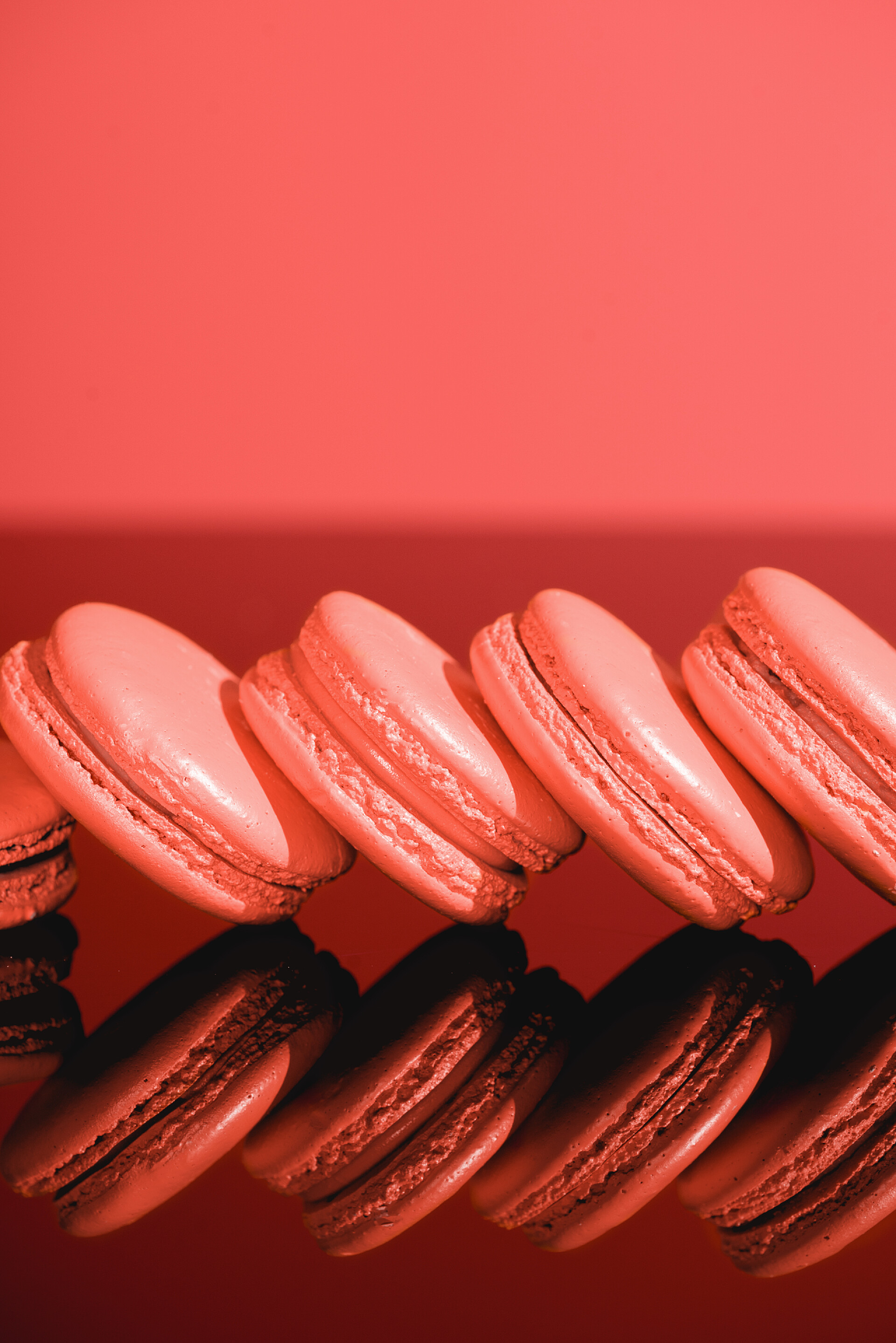 红色背景中的马卡龙特写美食食物