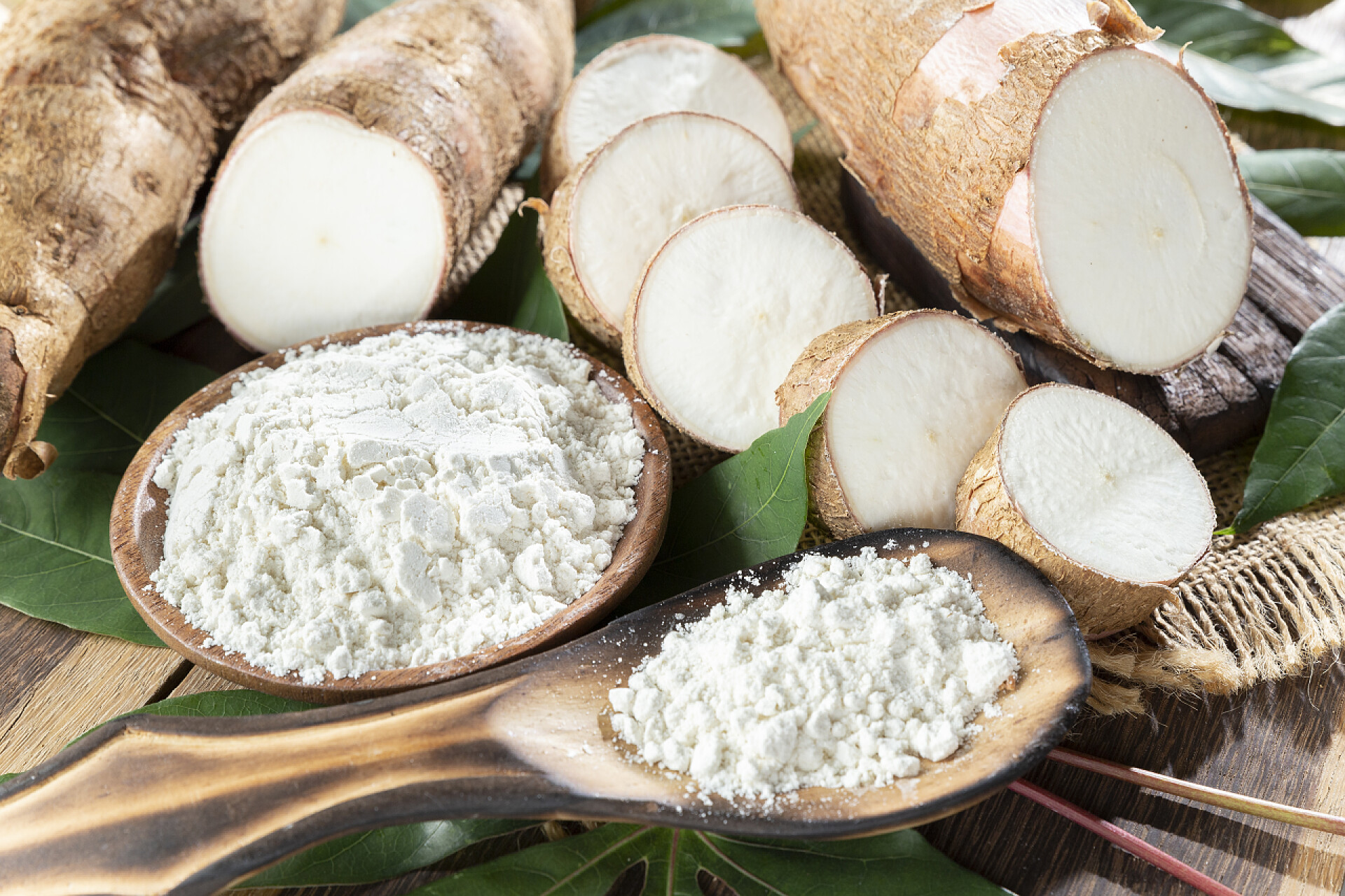 桌上的山药和面粉