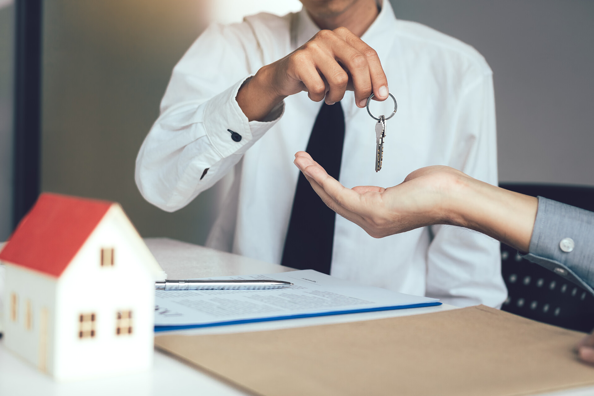 房产销售把钥匙交给户主