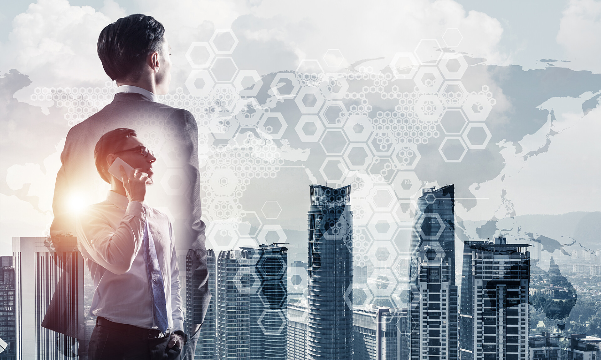 城市背景下讲电话的男人