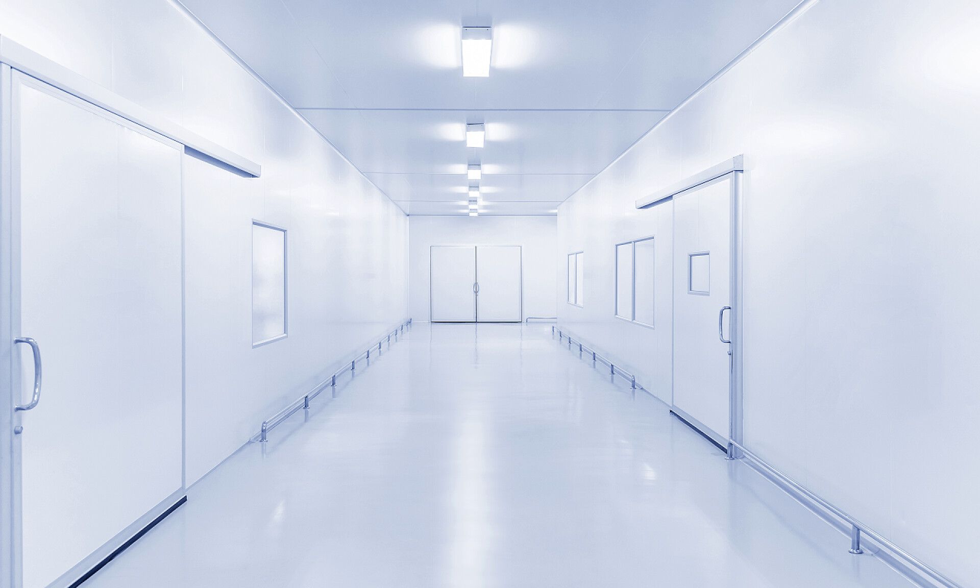 荧光灯下的现代化厂房通道