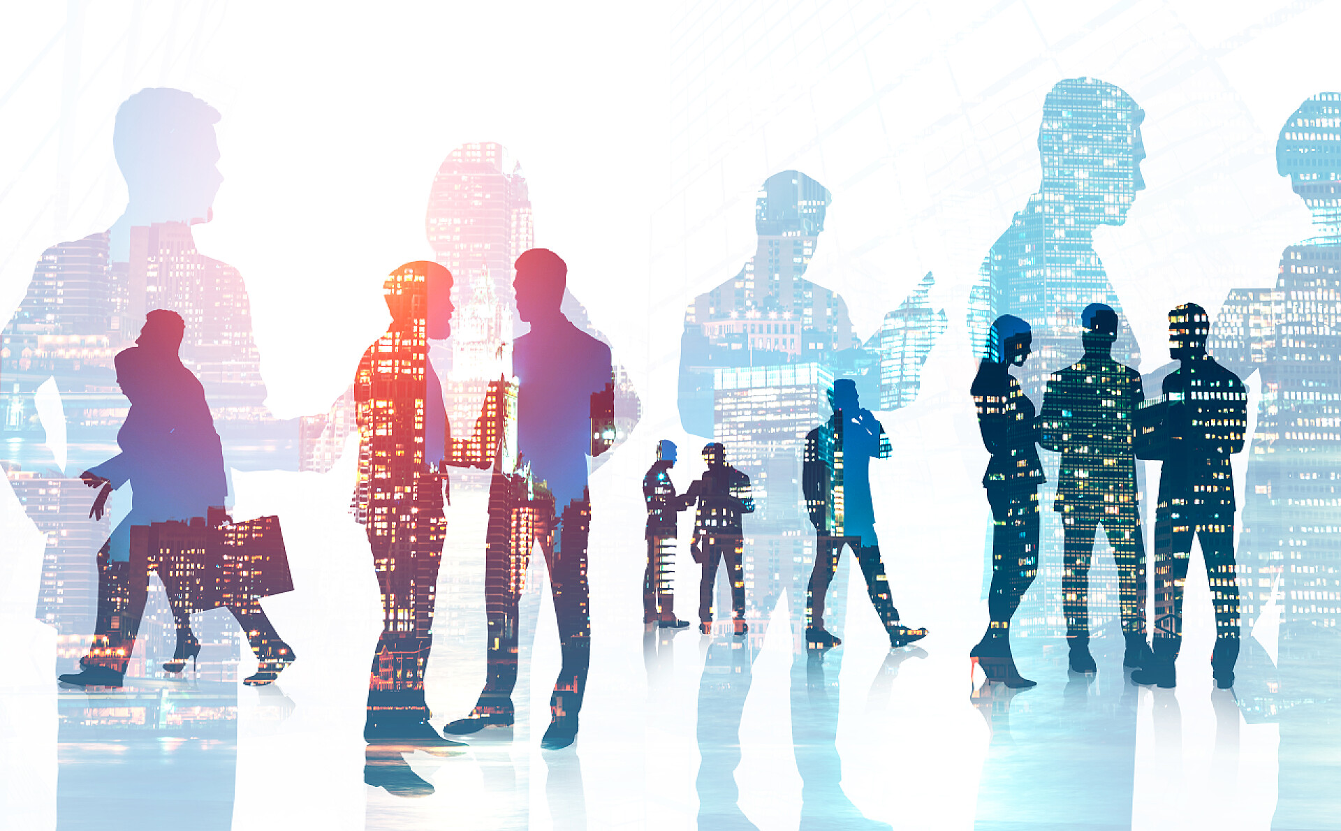 夜间城市背景下行走和交流的业务团队成员剪影