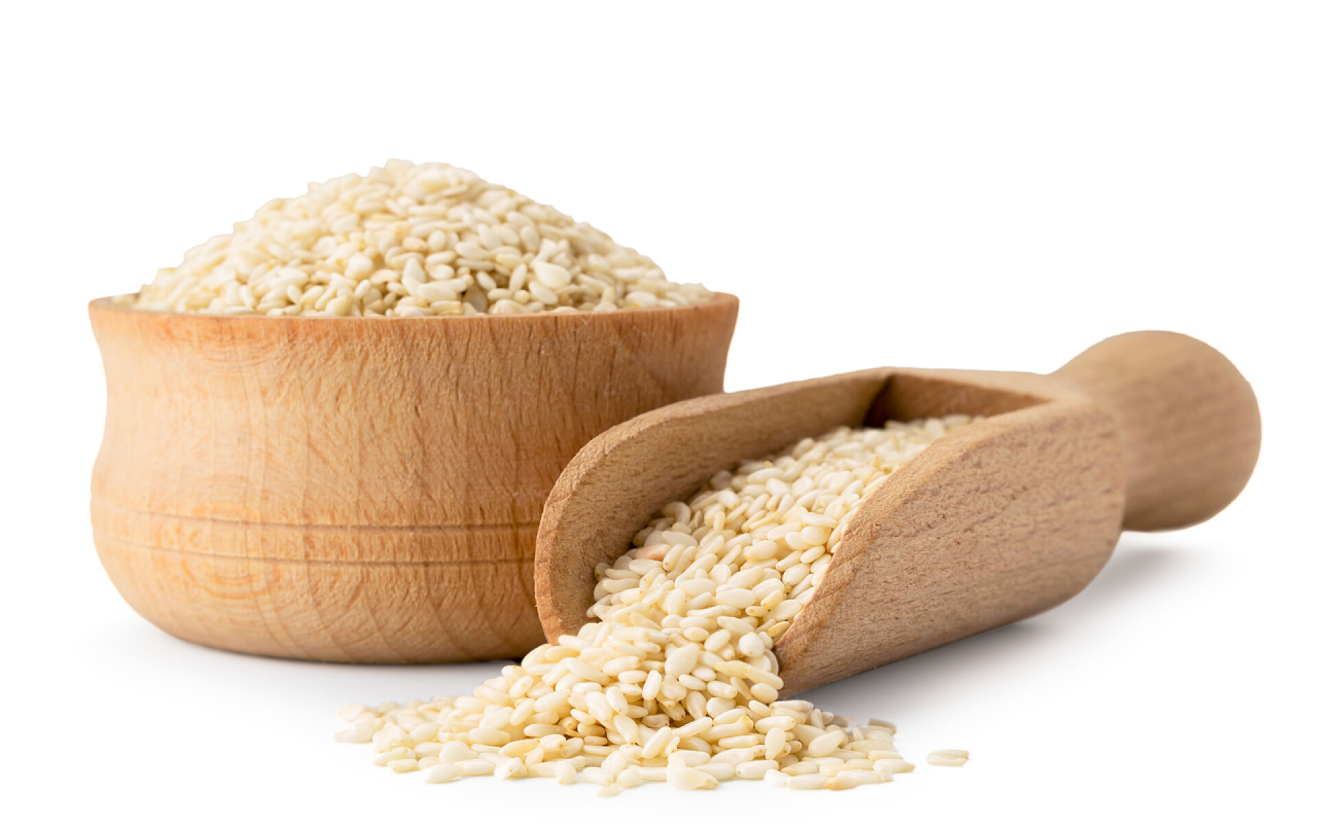 芝麻种子在木板和勺子中