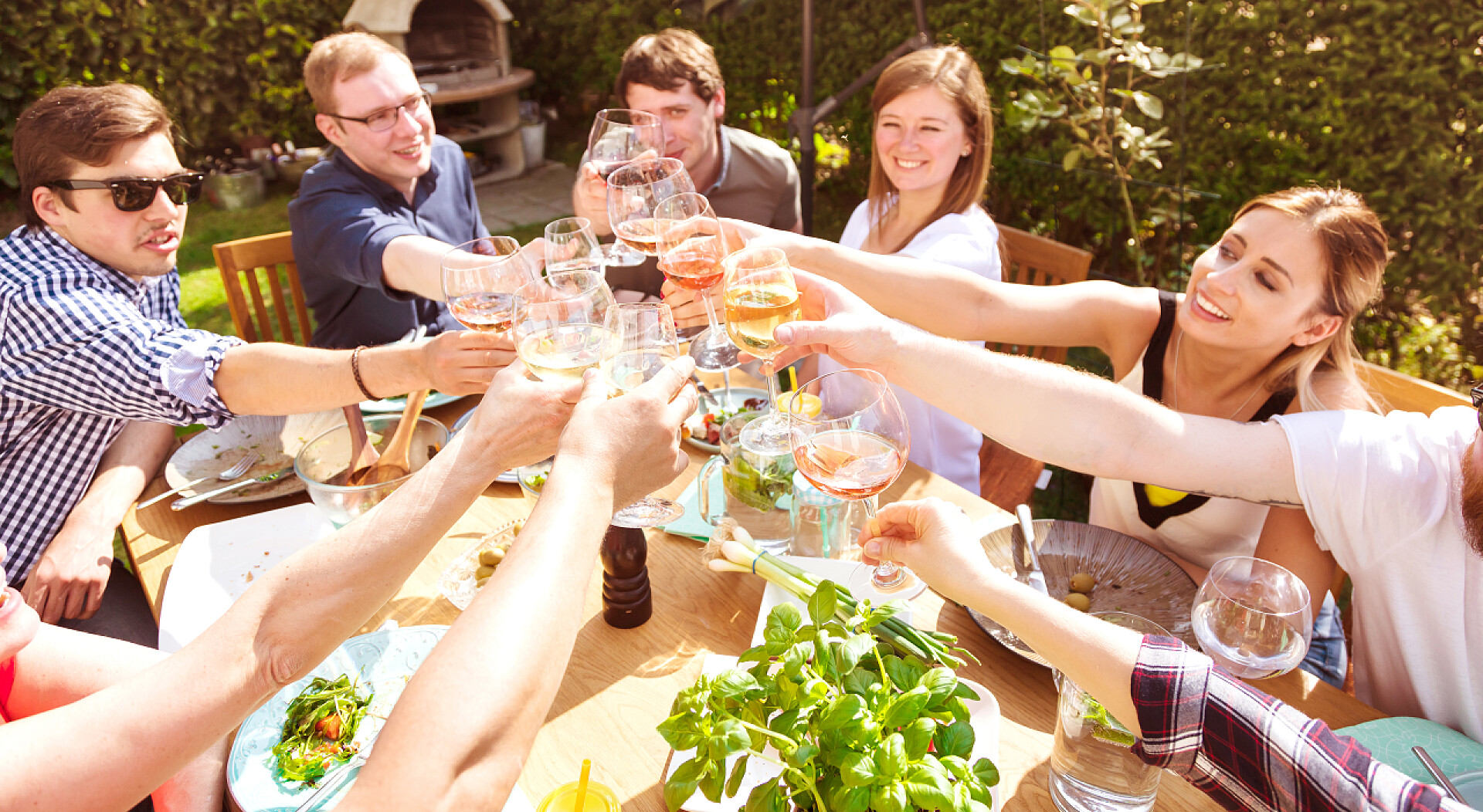 一群朋友在户外花园烧烤喝饮料