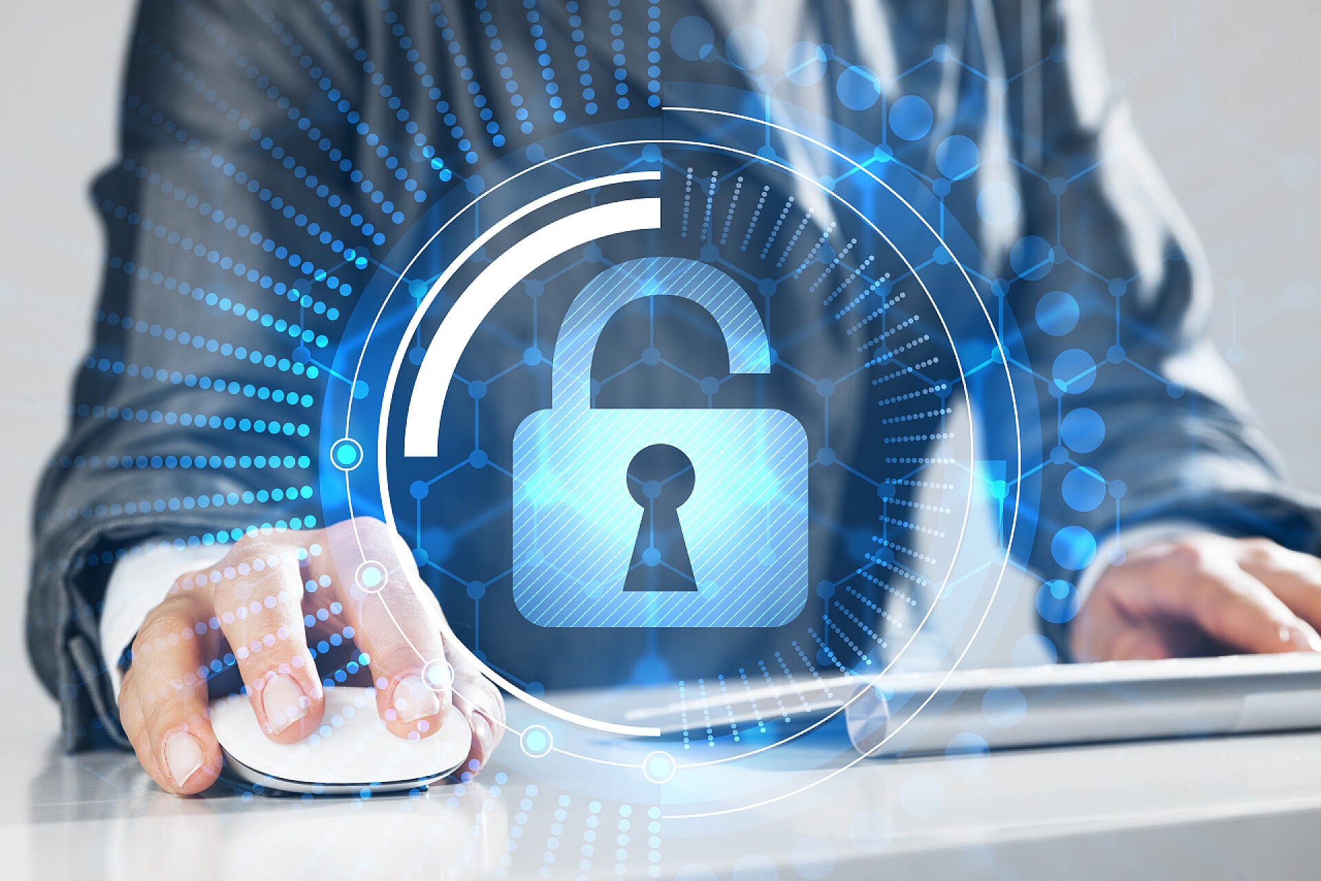 商务商人使用电脑键盘和屏幕上的锁定图标