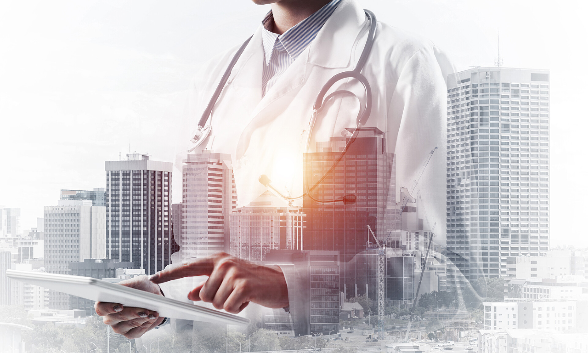 医疗健康手拿平板和城市融合的医务人员