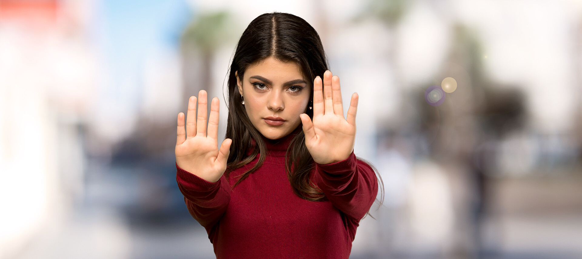 女孩在户外做停止手势