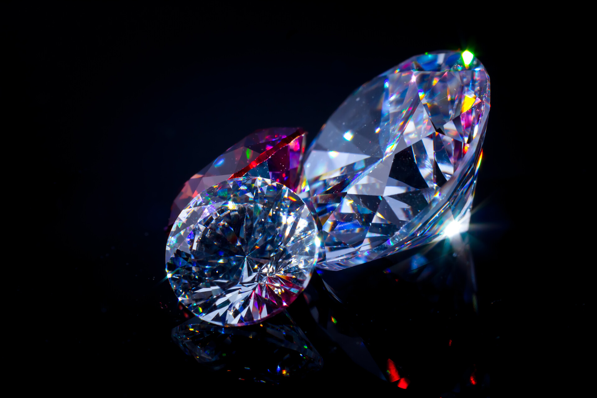 黑色背景上的水晶钻石