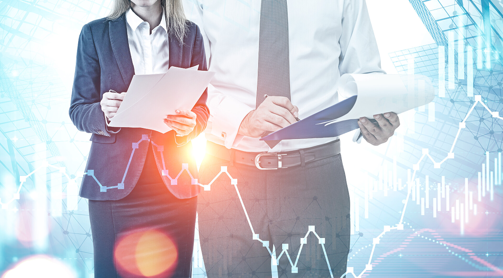 商务商人站在摩天大楼背景上看图表