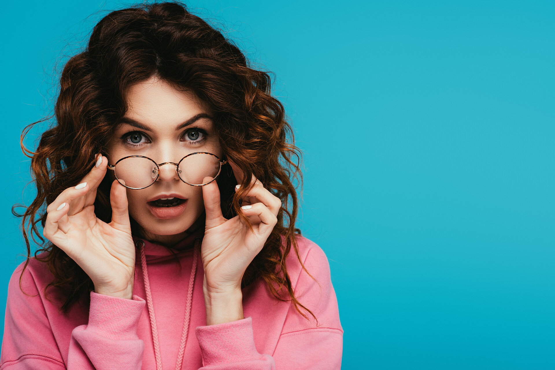 蓝色背景上女孩触摸眼镜