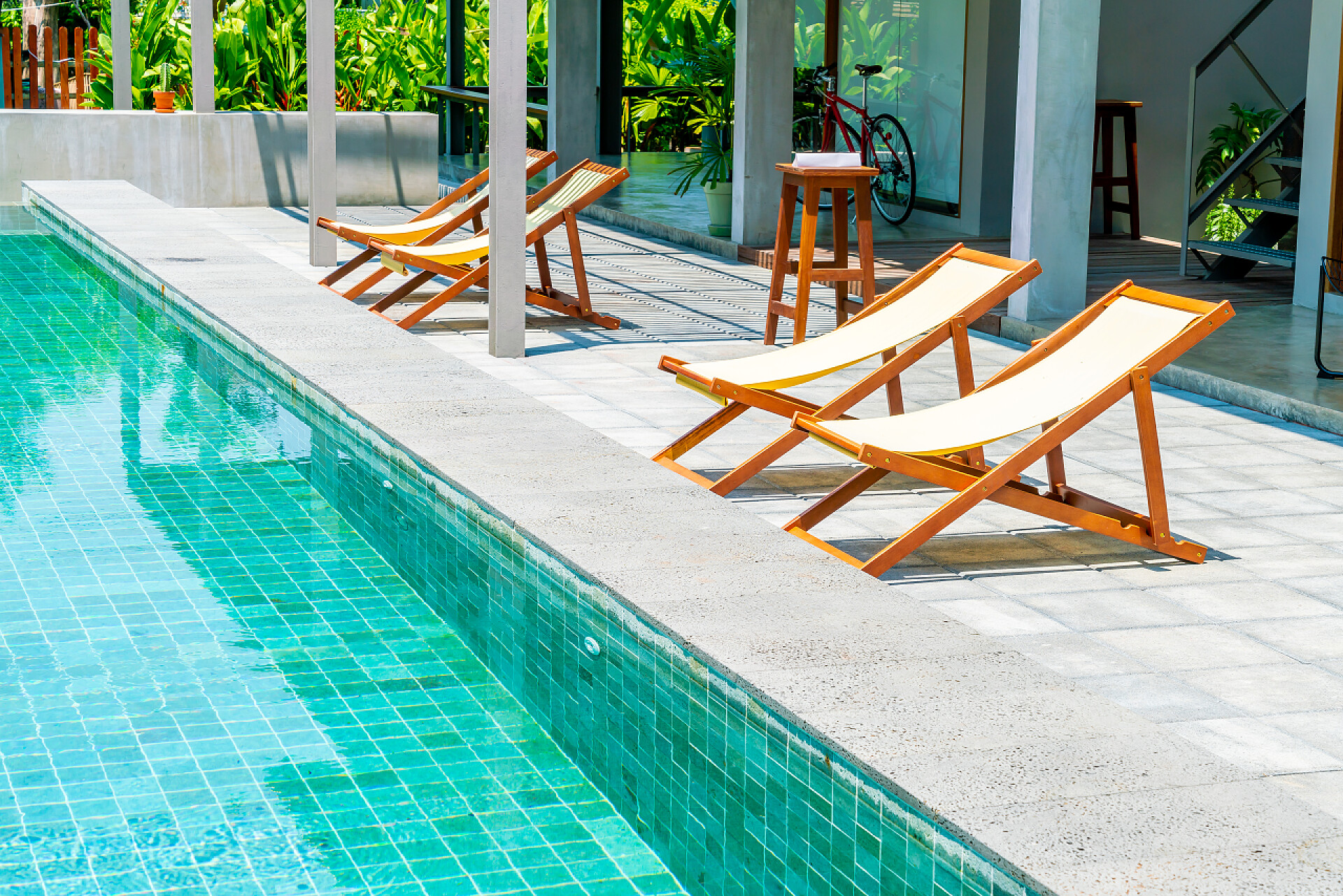 酒店度假村游泳池周围的沙滩椅