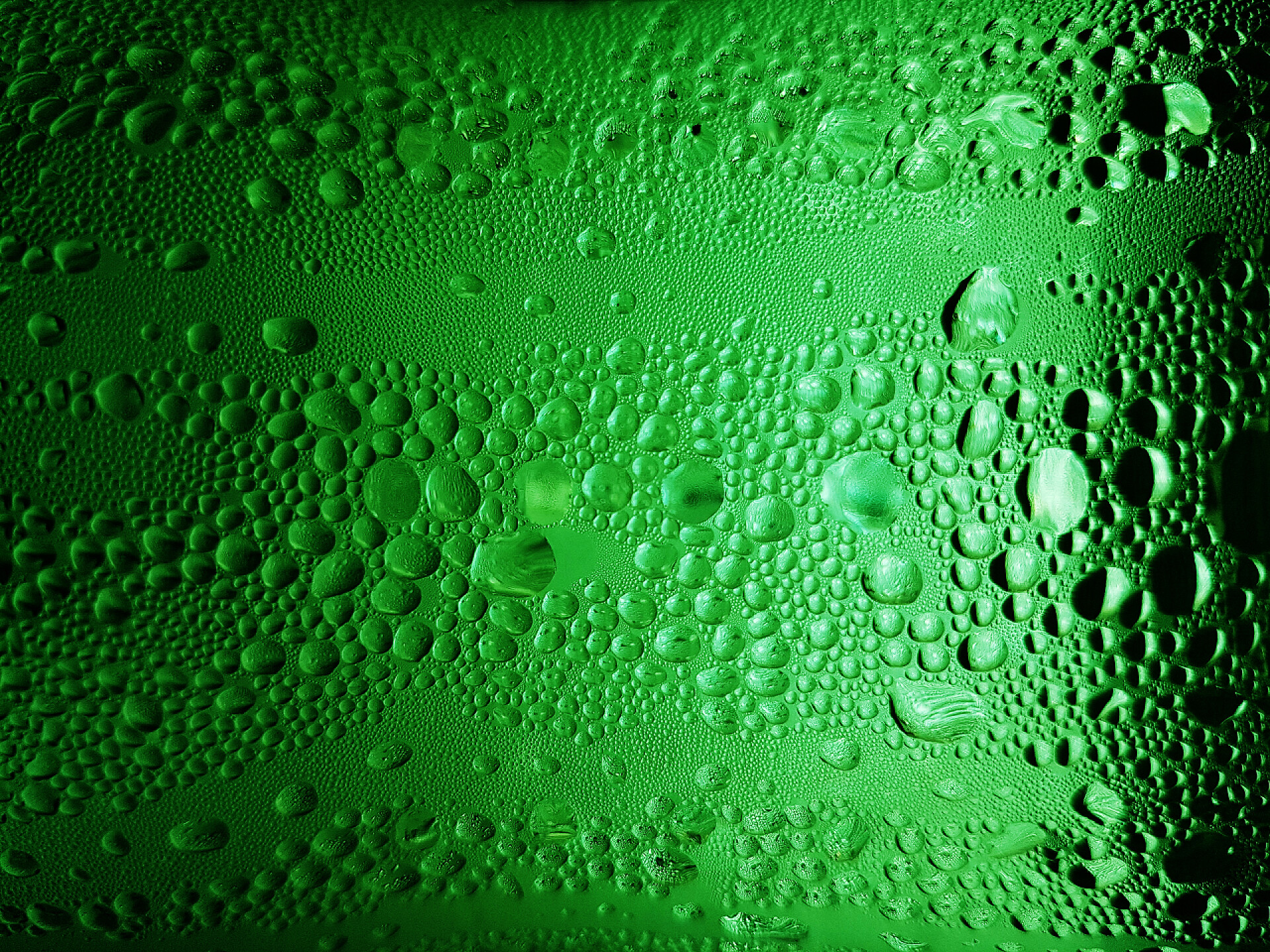 绿色玻璃瓶上的水泡