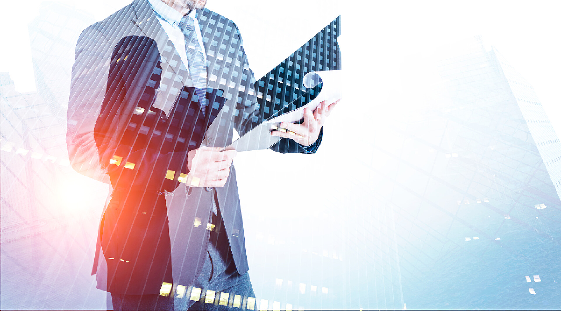 城市背景下的商人正在检查报表