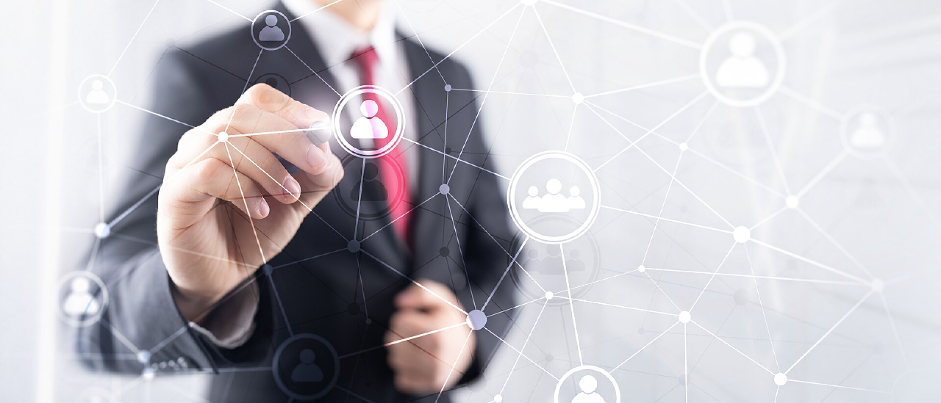 商务商务人士在网络与用户进行联系招聘