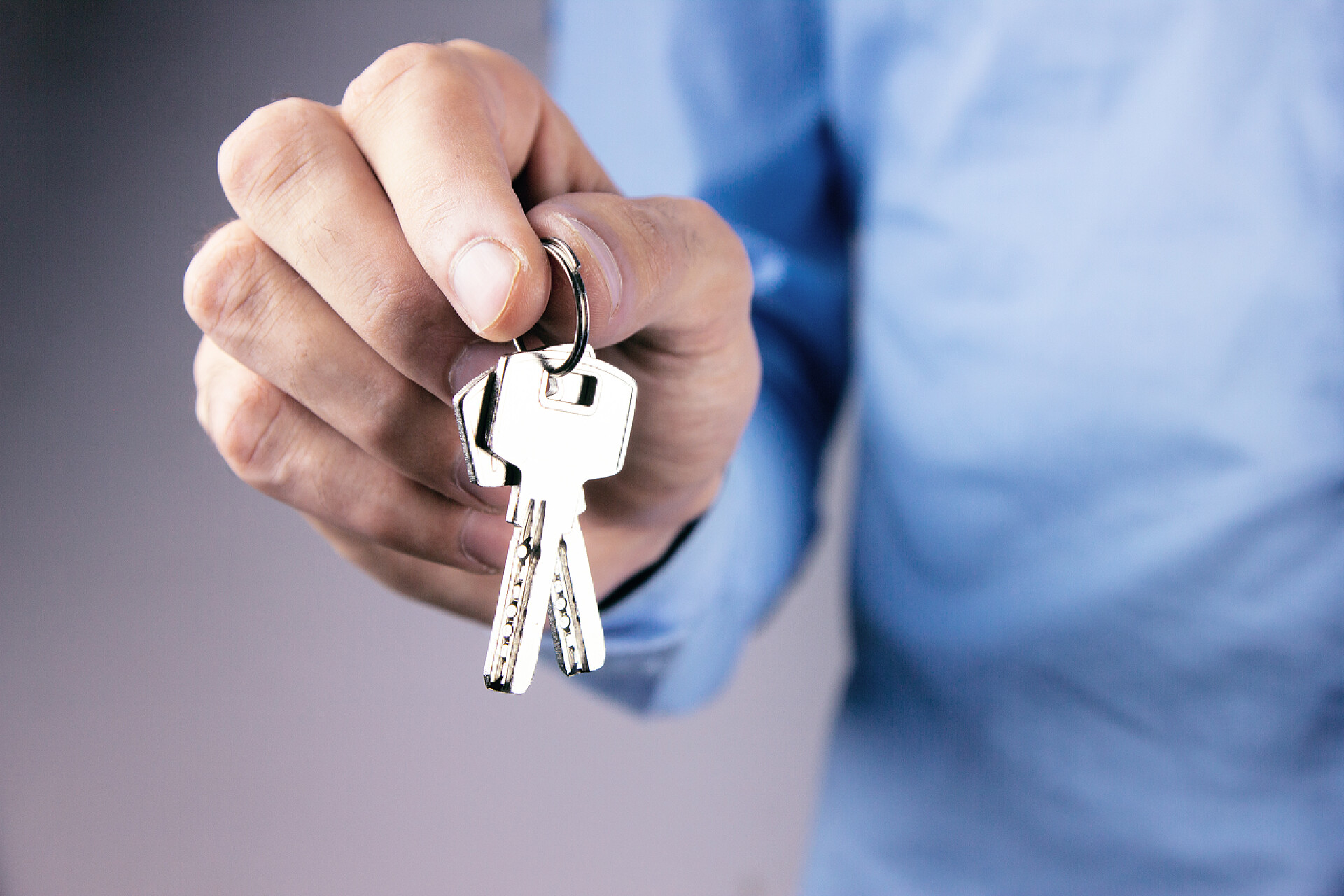 拿着钥匙的手部特写