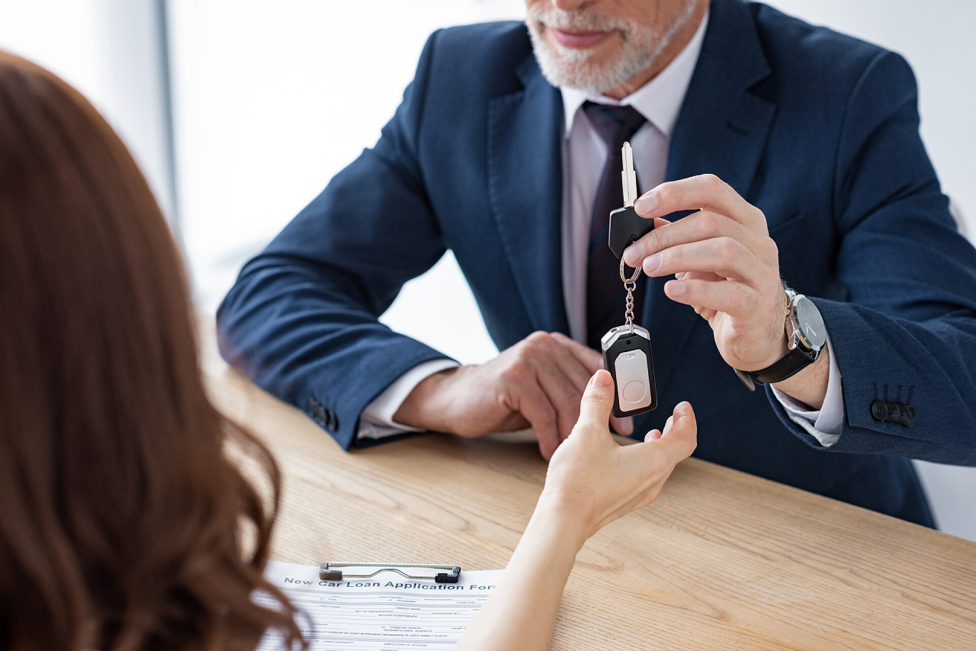 汽车销售把车钥匙交到客户手上特写