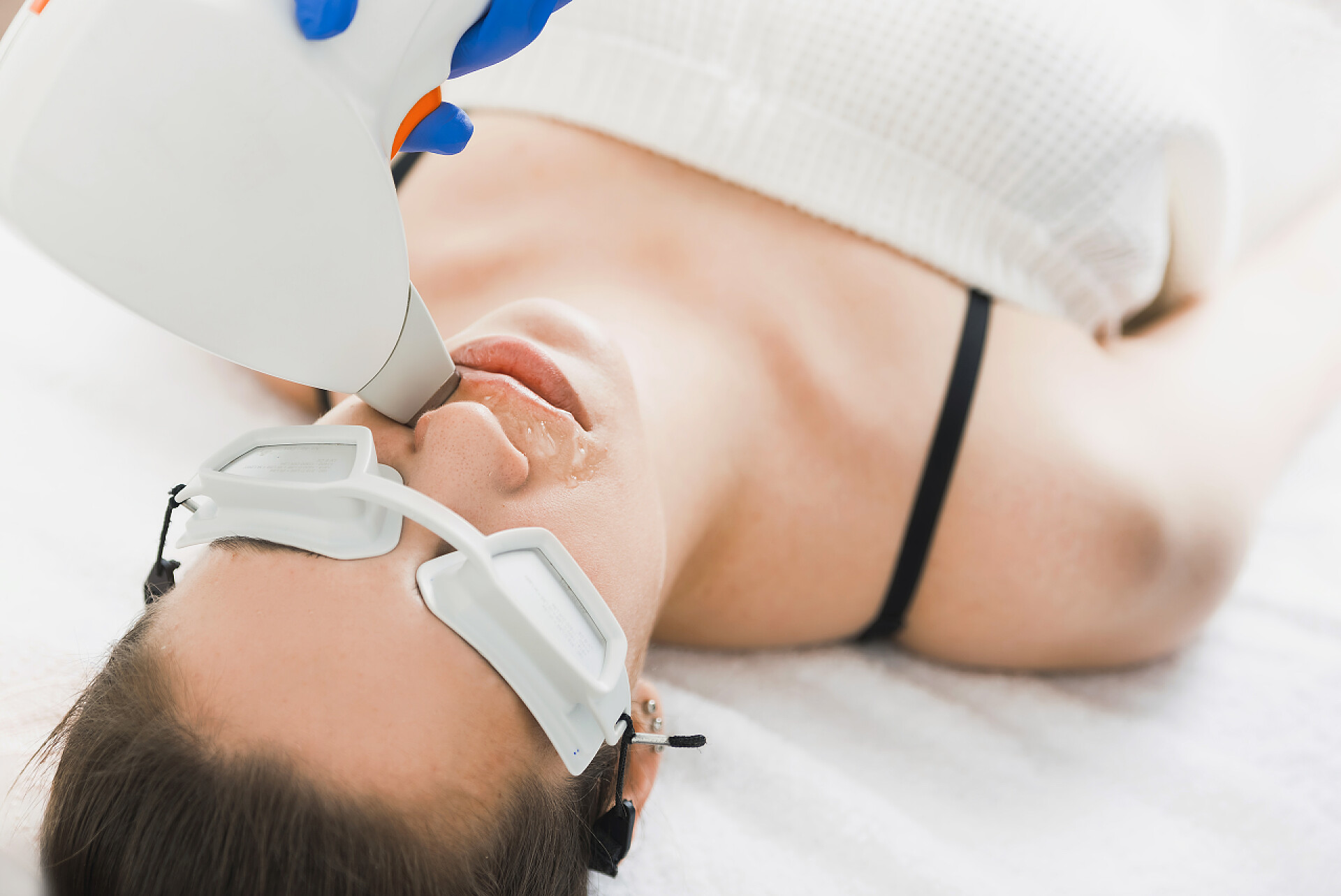 给脸部进行脸部护理特写镜头医疗美容