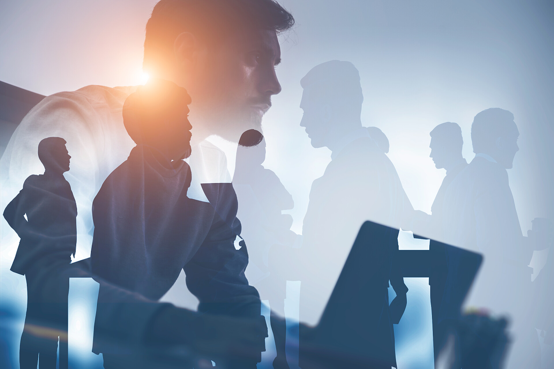 双重曝光下的商务合作团队