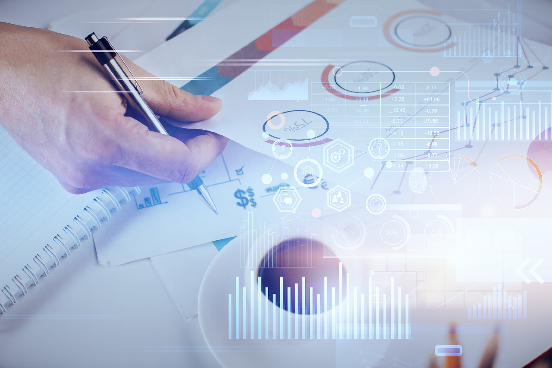 商务图表背景上的手部特写