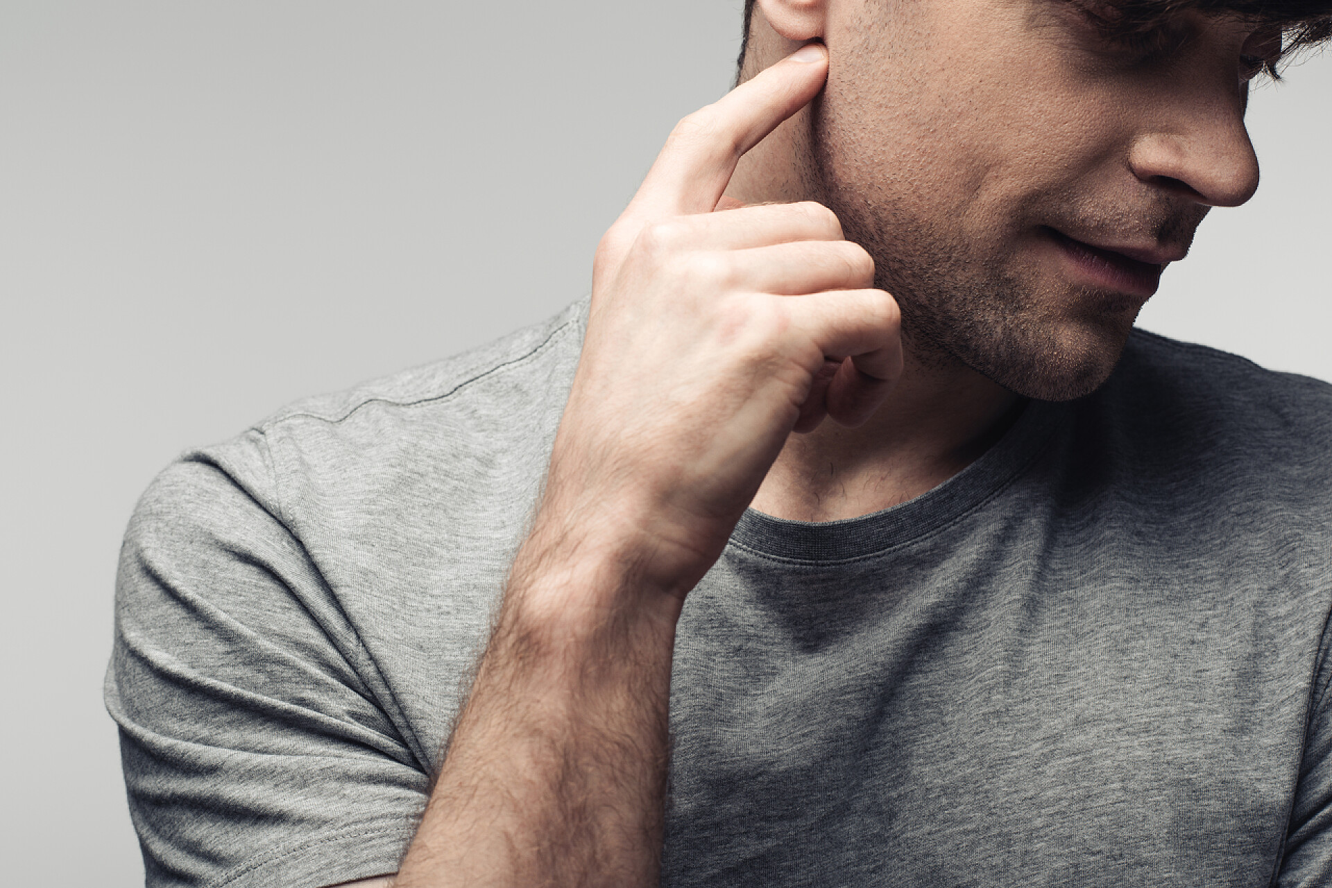 手指放在耳朵的男人