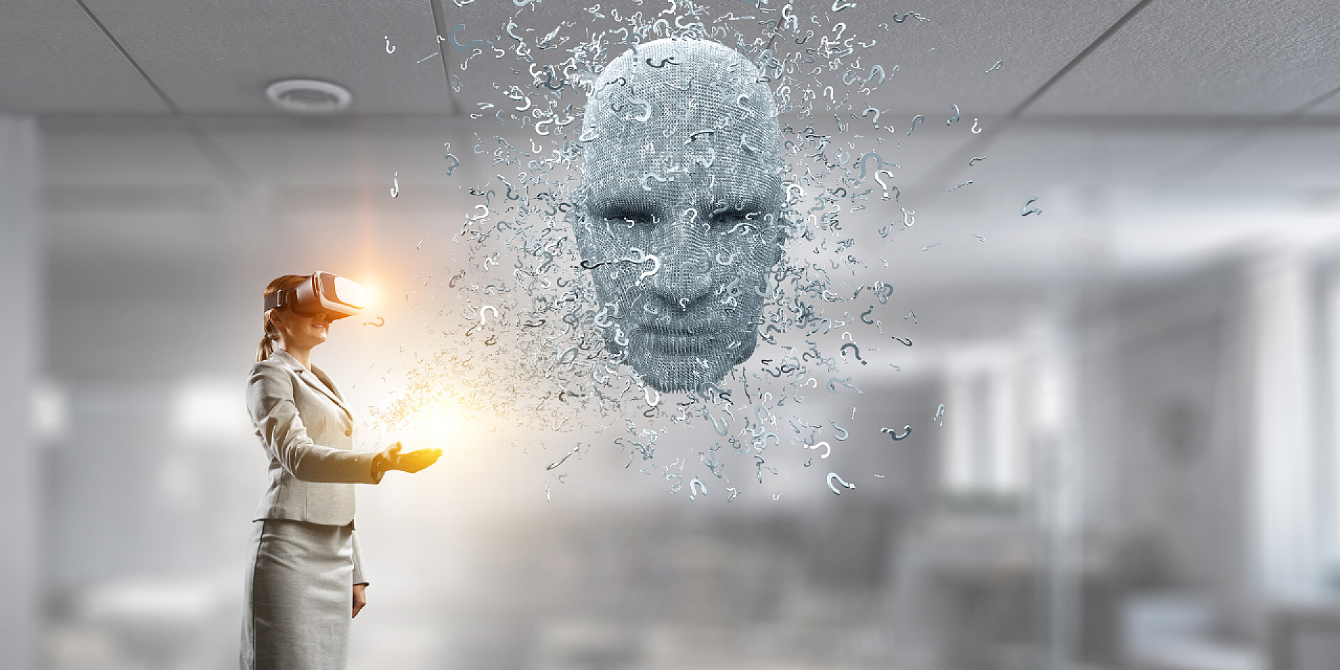 电子行业模糊背景下一个虚拟人脸和戴着虚拟现实眼镜的商业女人