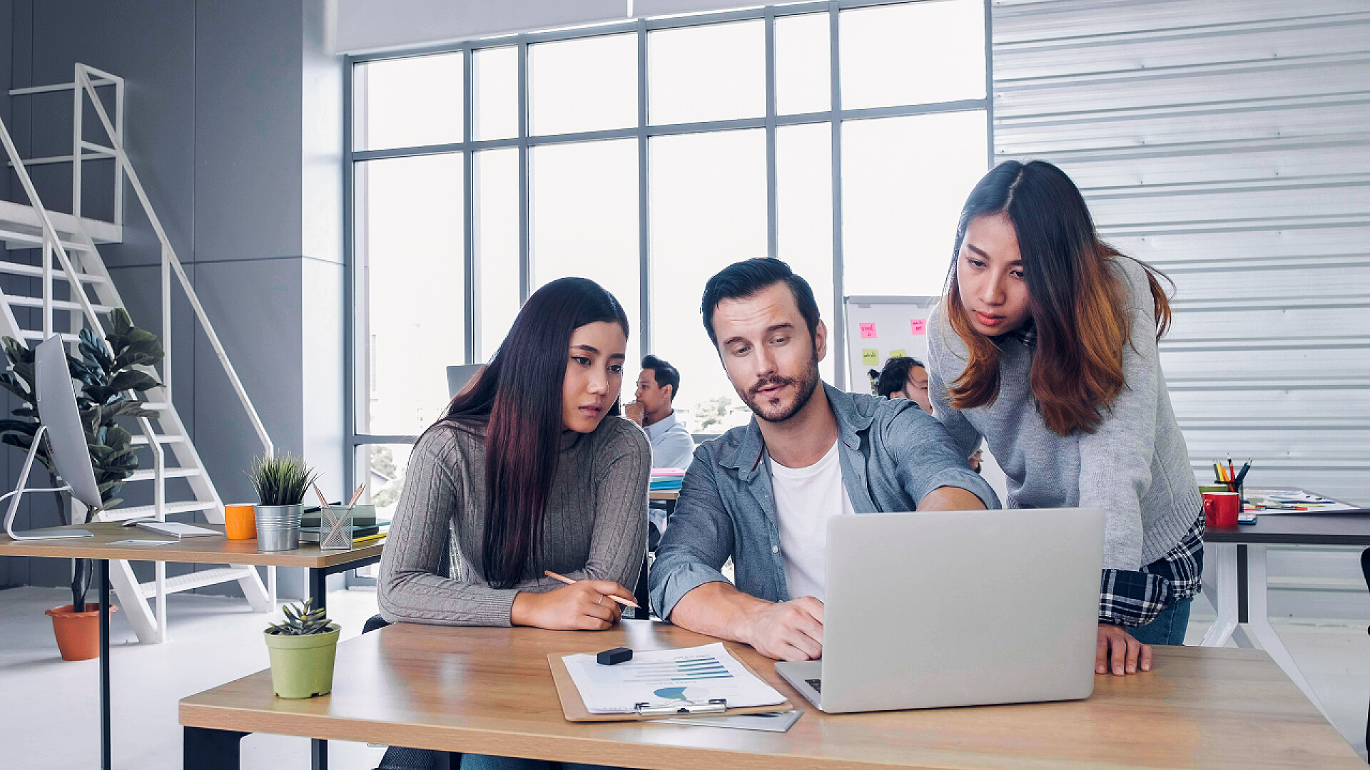 办公室电脑前进行讨论的创意设计师