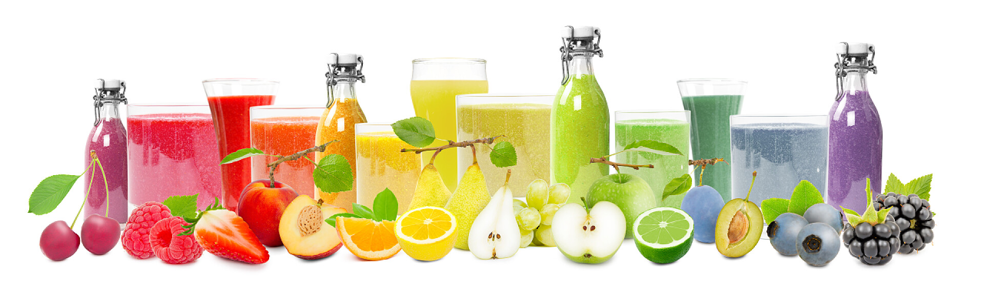 白色背景上的各种果汁饮料
