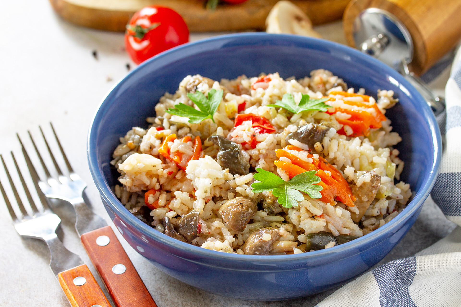 食物蓝色碗里的蔬菜炒饭