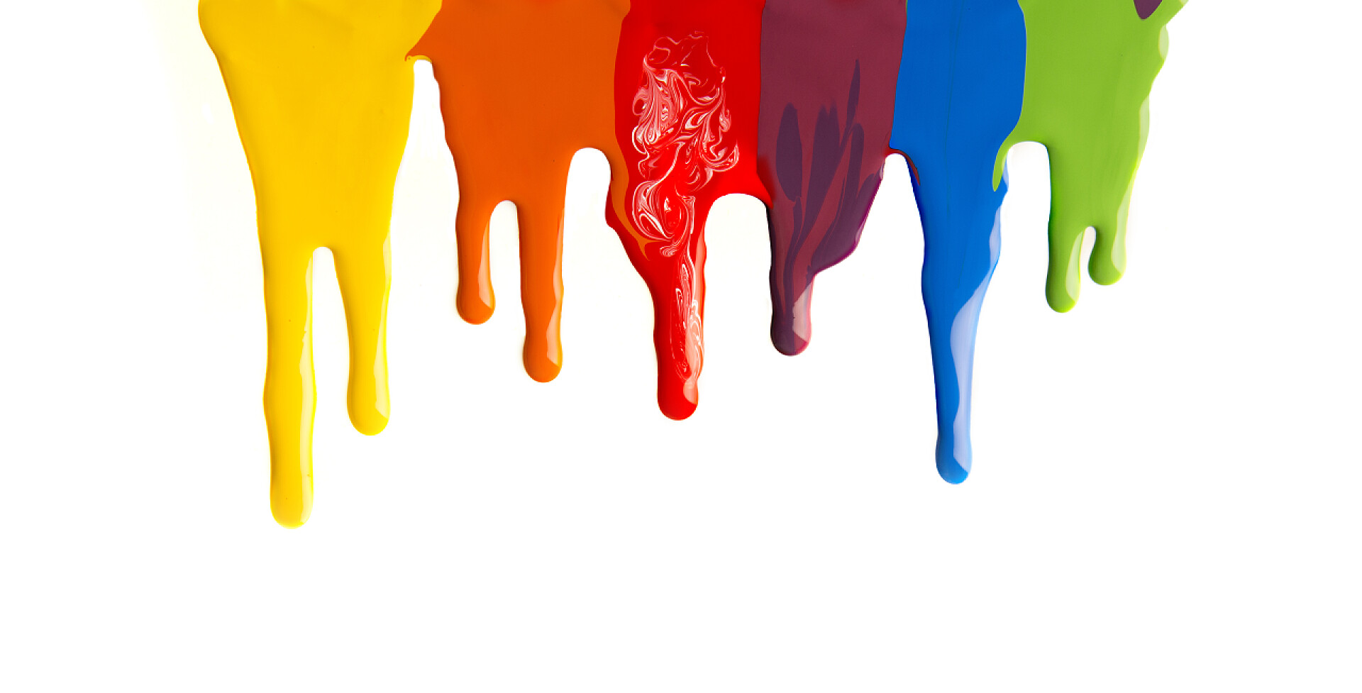 艺术五颜六色的油漆从顶部滴在白色背景上