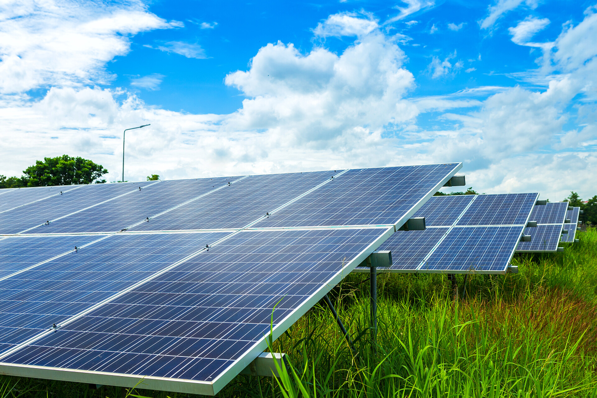 电子行业蓝天下的太阳能电池板
