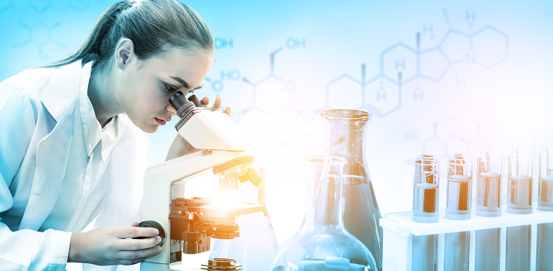 医药科研医疗女人使用显微镜研究与化学方程式的双重曝光