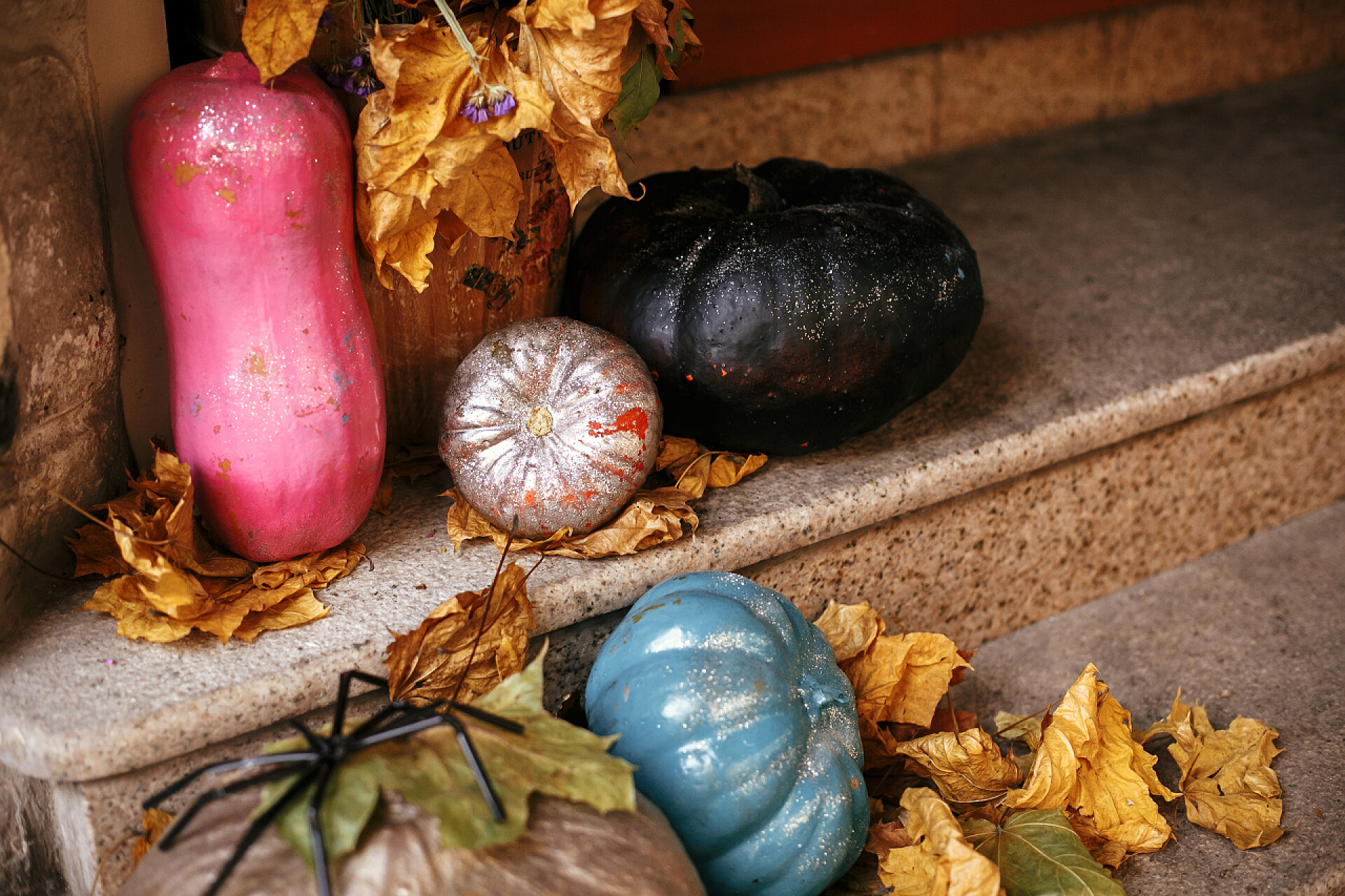 节日热点五颜六色的南瓜和彩绘南瓜在城市街道上
