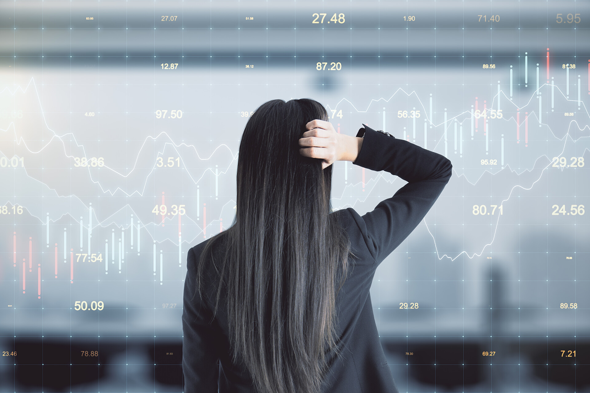 商务站在抽象大数据界面前深思熟虑的年轻女商人背影