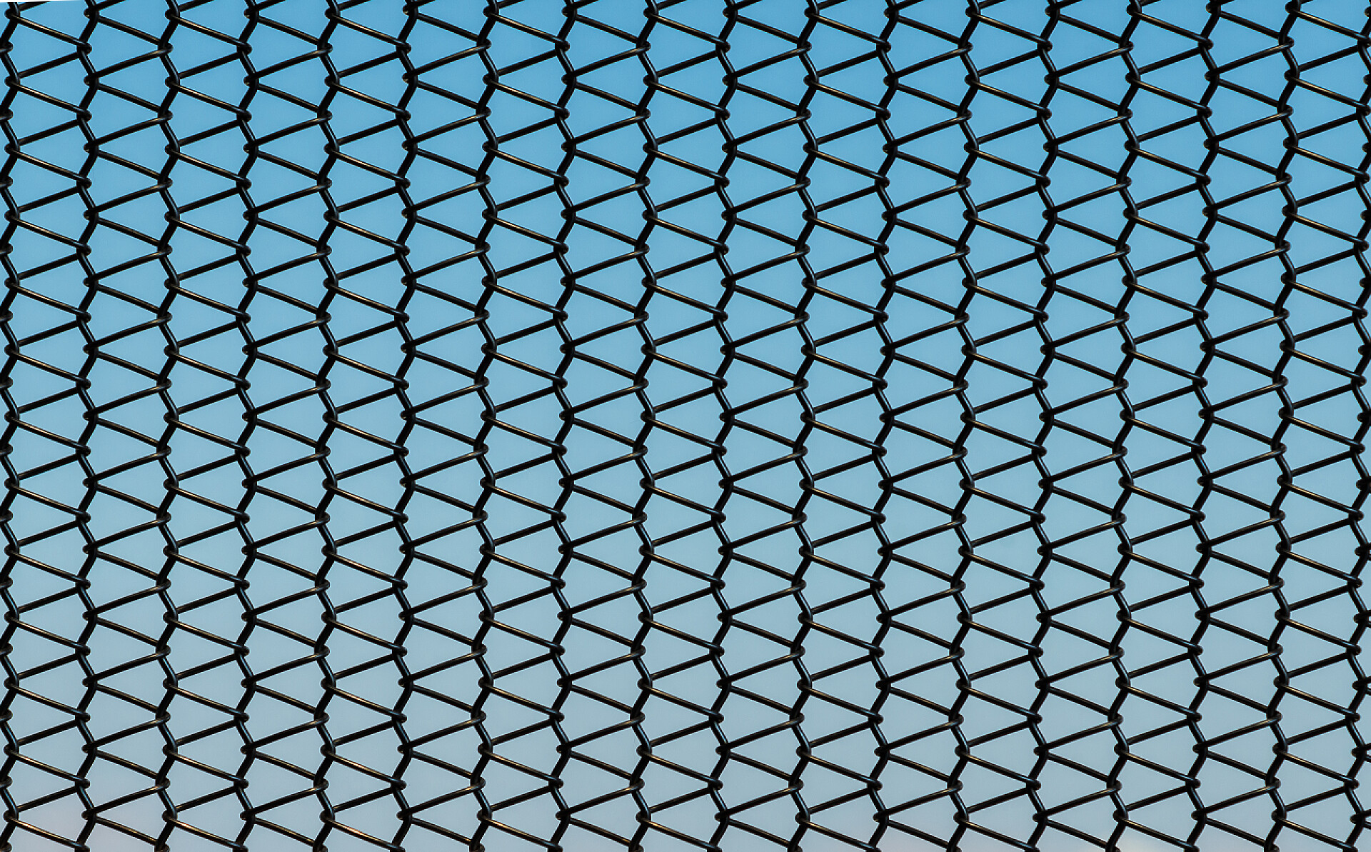 几何背景以蔚蓝天空为背景的链式邮件网格墙