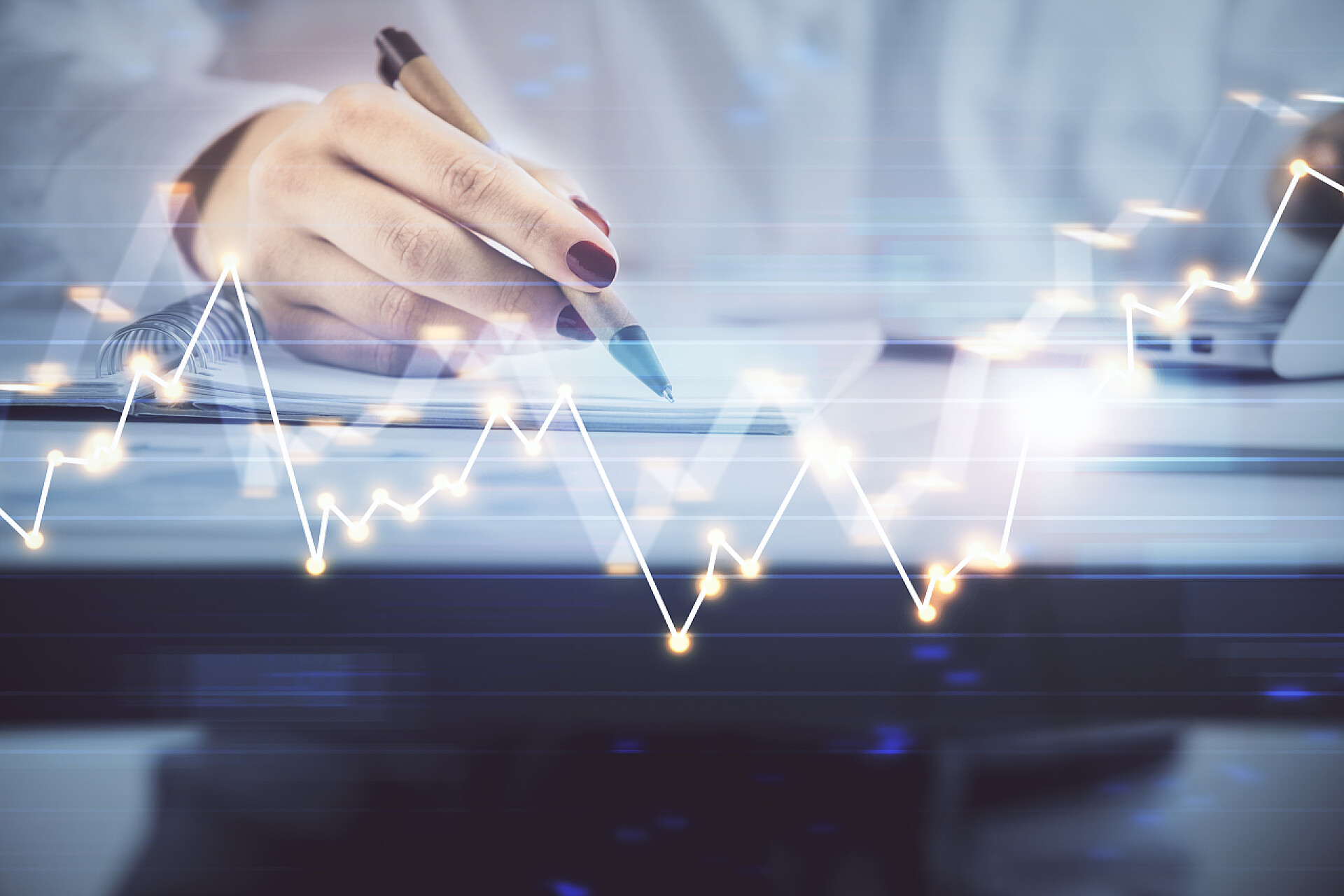 商务商务人士做笔记与外汇图形全息图