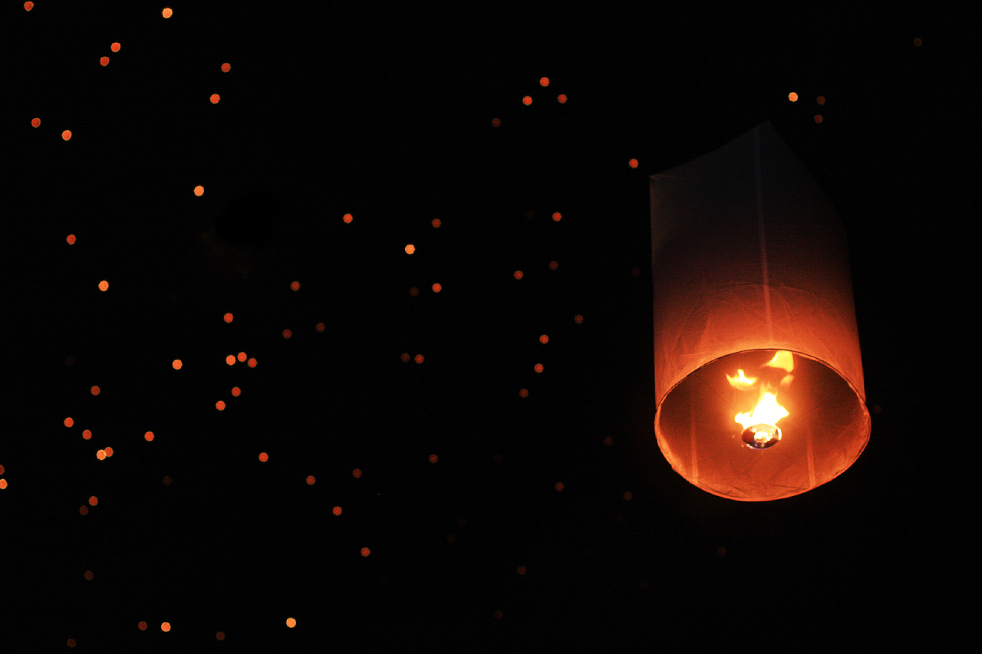 夜空中的漫天孔明灯