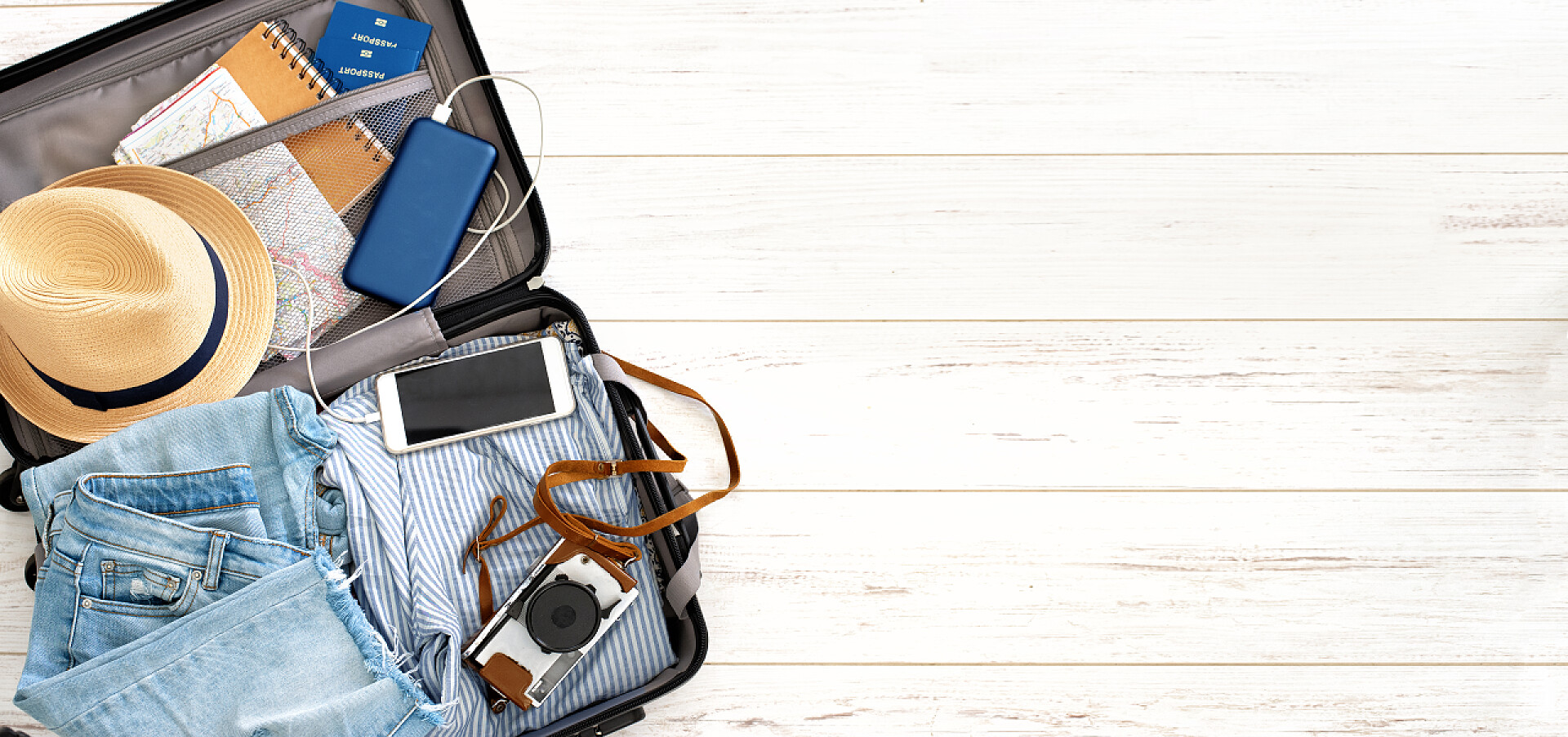 带物品和旅行配件的手提箱